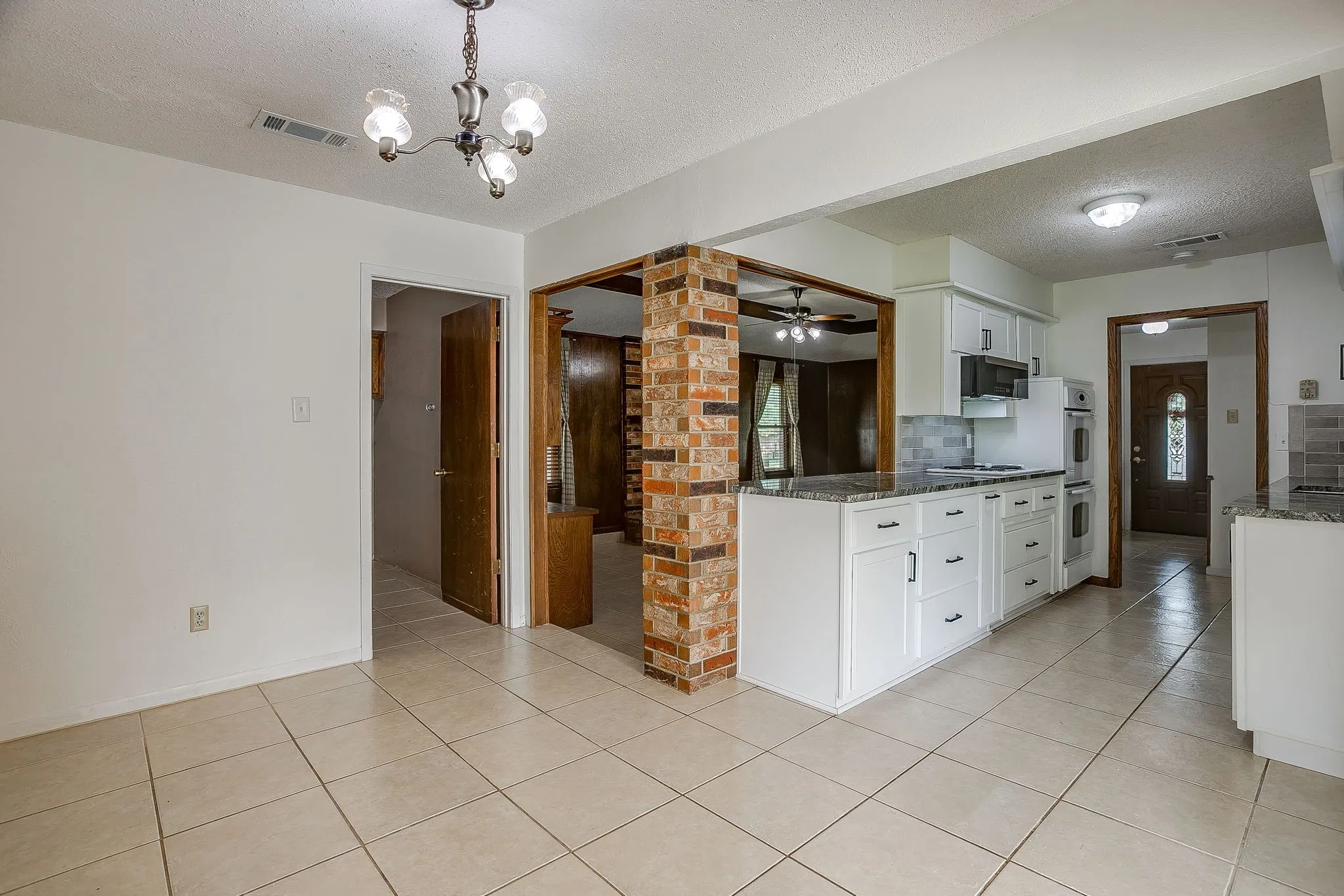 Single Family Residence For Sale in Ellis County , 209 Hillcrest Drive, Midlothian, Texas 76065, 3 Bedroom, 2 Bathroom, 2 Garage spaces, 1,552 Sqft, built in 1965, mls#21305908, Real Estate Agent in Midlothian, Homes For Sale in Ellis county, Homes For Sale in Midlothian, Realtor in Midlothian Texas, Real Estate Brokerage Independent Realty Texas, Luminita Cordes Realtor