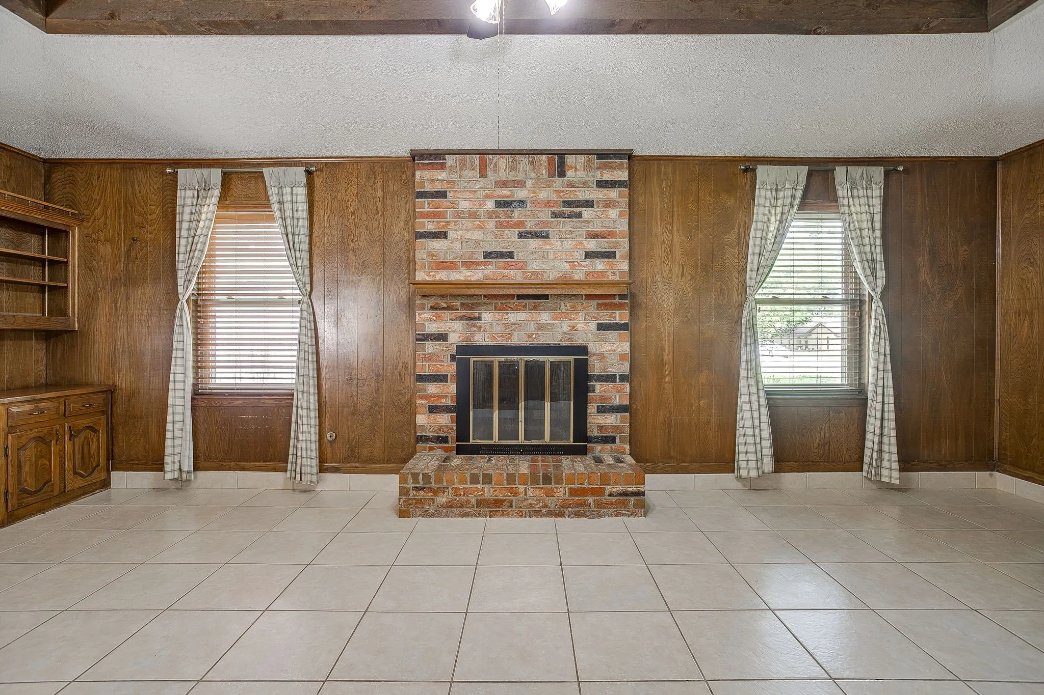 Single Family Residence For Sale in Ellis County , 209 Hillcrest Drive, Midlothian, Texas 76065, 3 Bedroom, 2 Bathroom, 2 Garage spaces, 1,552 Sqft, built in 1965, mls#21305908, Real Estate Agent in Midlothian, Homes For Sale in Ellis county, Homes For Sale in Midlothian, Realtor in Midlothian Texas, Real Estate Brokerage Independent Realty Texas, Luminita Cordes Realtor