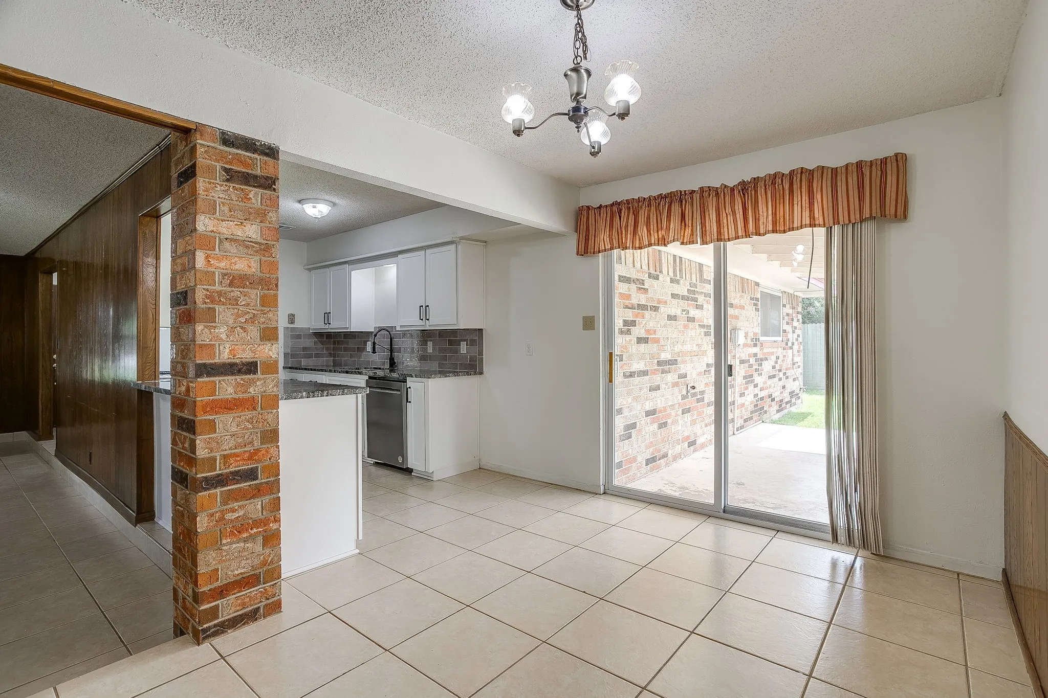 Single Family Residence For Sale in Ellis County , 209 Hillcrest Drive, Midlothian, Texas 76065, 3 Bedroom, 2 Bathroom, 2 Garage spaces, 1,552 Sqft, built in 1965, mls#21305908, Real Estate Agent in Midlothian, Homes For Sale in Ellis county, Homes For Sale in Midlothian, Realtor in Midlothian Texas, Real Estate Brokerage Independent Realty Texas, Luminita Cordes Realtor