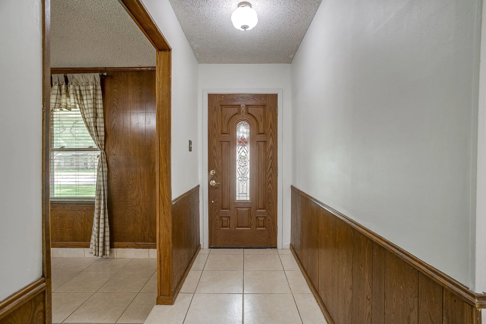 Single Family Residence For Sale in Ellis County , 209 Hillcrest Drive, Midlothian, Texas 76065, 3 Bedroom, 2 Bathroom, 2 Garage spaces, 1,552 Sqft, built in 1965, mls#21305908, Real Estate Agent in Midlothian, Homes For Sale in Ellis county, Homes For Sale in Midlothian, Realtor in Midlothian Texas, Real Estate Brokerage Independent Realty Texas, Luminita Cordes Realtor