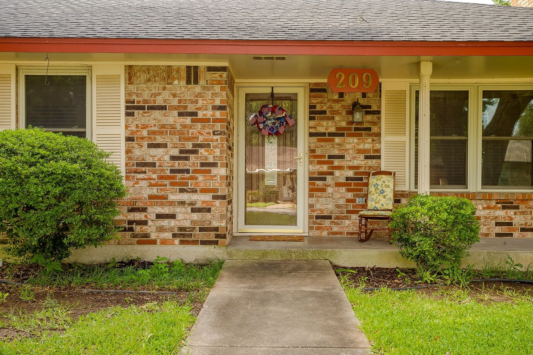 Single Family Residence For Sale in Ellis County , 209 Hillcrest Drive, Midlothian, Texas 76065, 3 Bedroom, 2 Bathroom, 2 Garage spaces, 1,552 Sqft, built in 1965, mls#21305908, Real Estate Agent in Midlothian, Homes For Sale in Ellis county, Homes For Sale in Midlothian, Realtor in Midlothian Texas, Real Estate Brokerage Independent Realty Texas, Luminita Cordes Realtor