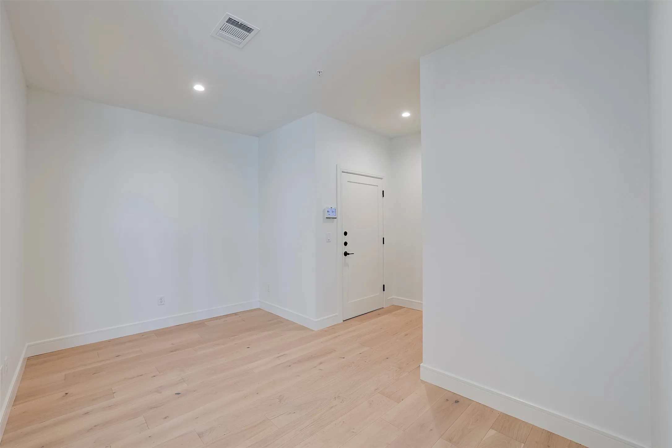 Apartment For Rent in Tarrant County , 309 W Daggett Avenue 205, Fort Worth, Texas 76104, 2 Bedroom, 2 Bathroom, Garage spaces, 1,633 Sqft, built in 2026, mls#21306635, Real Estate Agent in Fort Worth, Homes For Rent in Tarrant county, Homes For Rent in Fort Worth, Realtor in Fort Worth Texas, Real Estate Brokerage Independent Realty Texas, Luminita Cordes Realtor