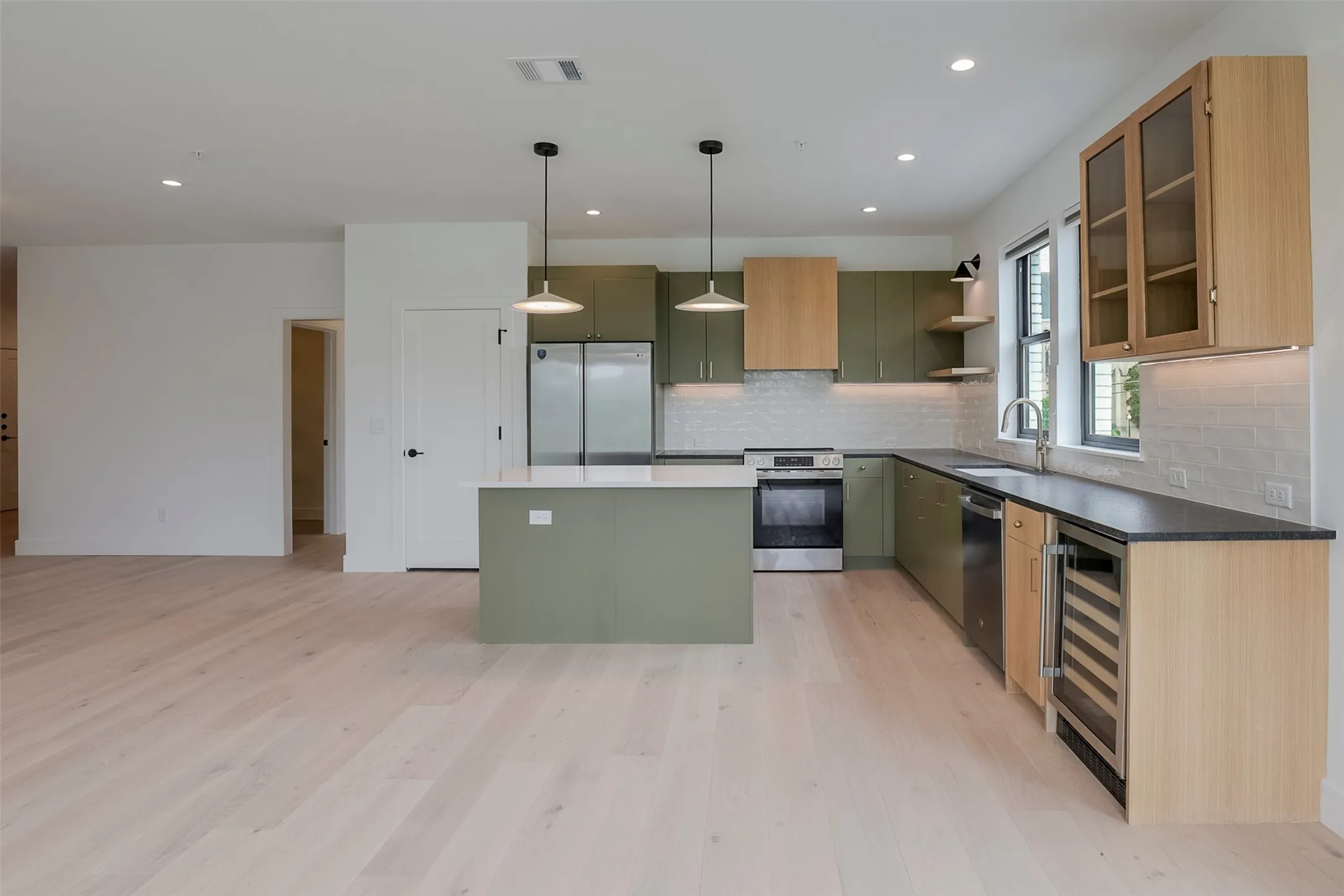 Apartment For Rent in Tarrant County , 309 W Daggett Avenue 205, Fort Worth, Texas 76104, 2 Bedroom, 2 Bathroom, Garage spaces, 1,633 Sqft, built in 2026, mls#21306635, Real Estate Agent in Fort Worth, Homes For Rent in Tarrant county, Homes For Rent in Fort Worth, Realtor in Fort Worth Texas, Real Estate Brokerage Independent Realty Texas, Luminita Cordes Realtor