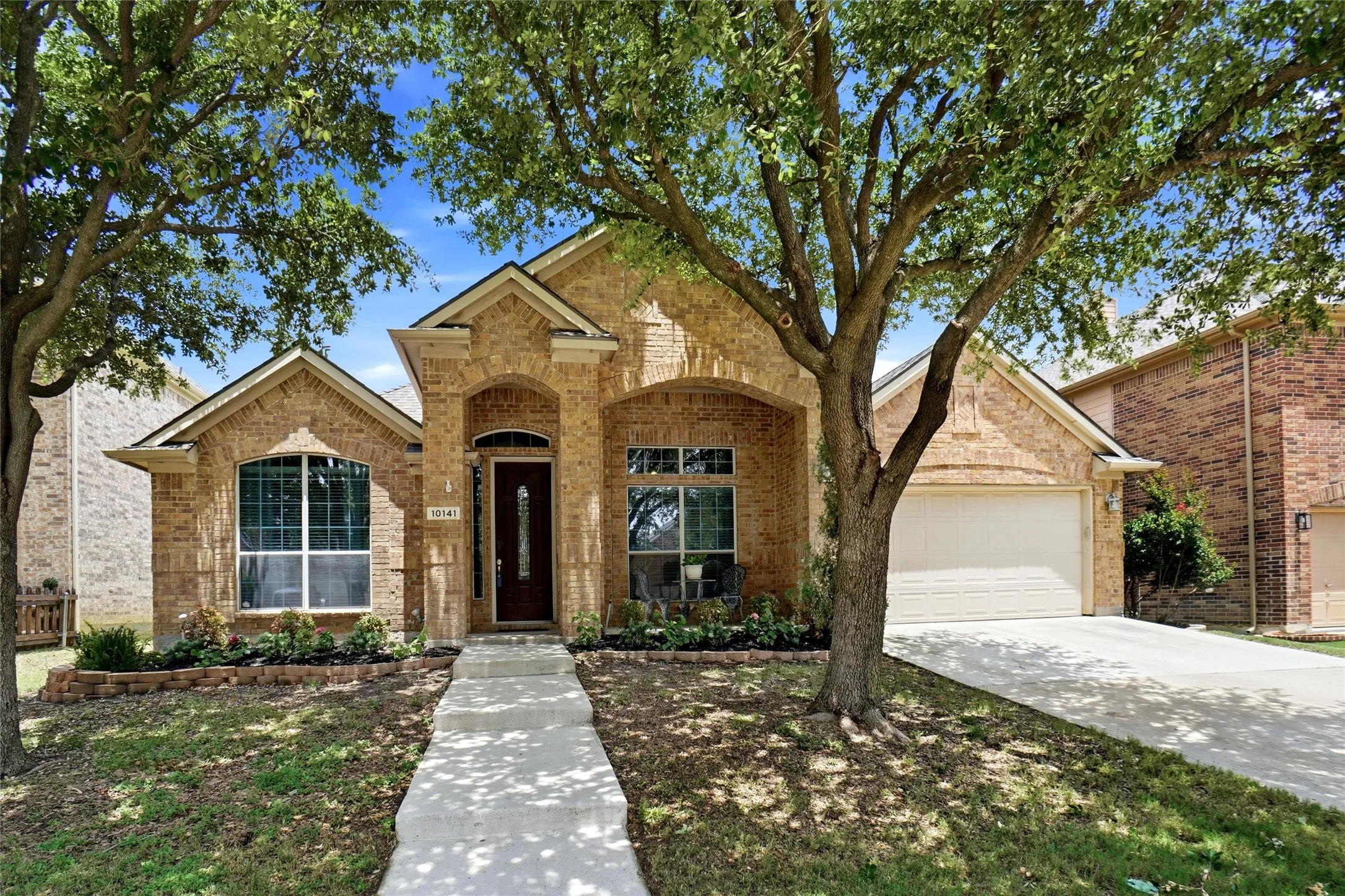 Single Family Residence For Sale in Tarrant County , 10141 Crawford Farms Drive, Fort Worth, Texas 76244, 4 Bedroom, 3 Bathroom, 2 Garage spaces, 2,640 Sqft, built in 2007, mls#21306844, Real Estate Agent in Fort Worth, Homes For Sale in Tarrant county, Homes For Sale in Fort Worth, Realtor in Fort Worth Texas, Real Estate Brokerage Independent Realty Texas, Luminita Cordes Realtor