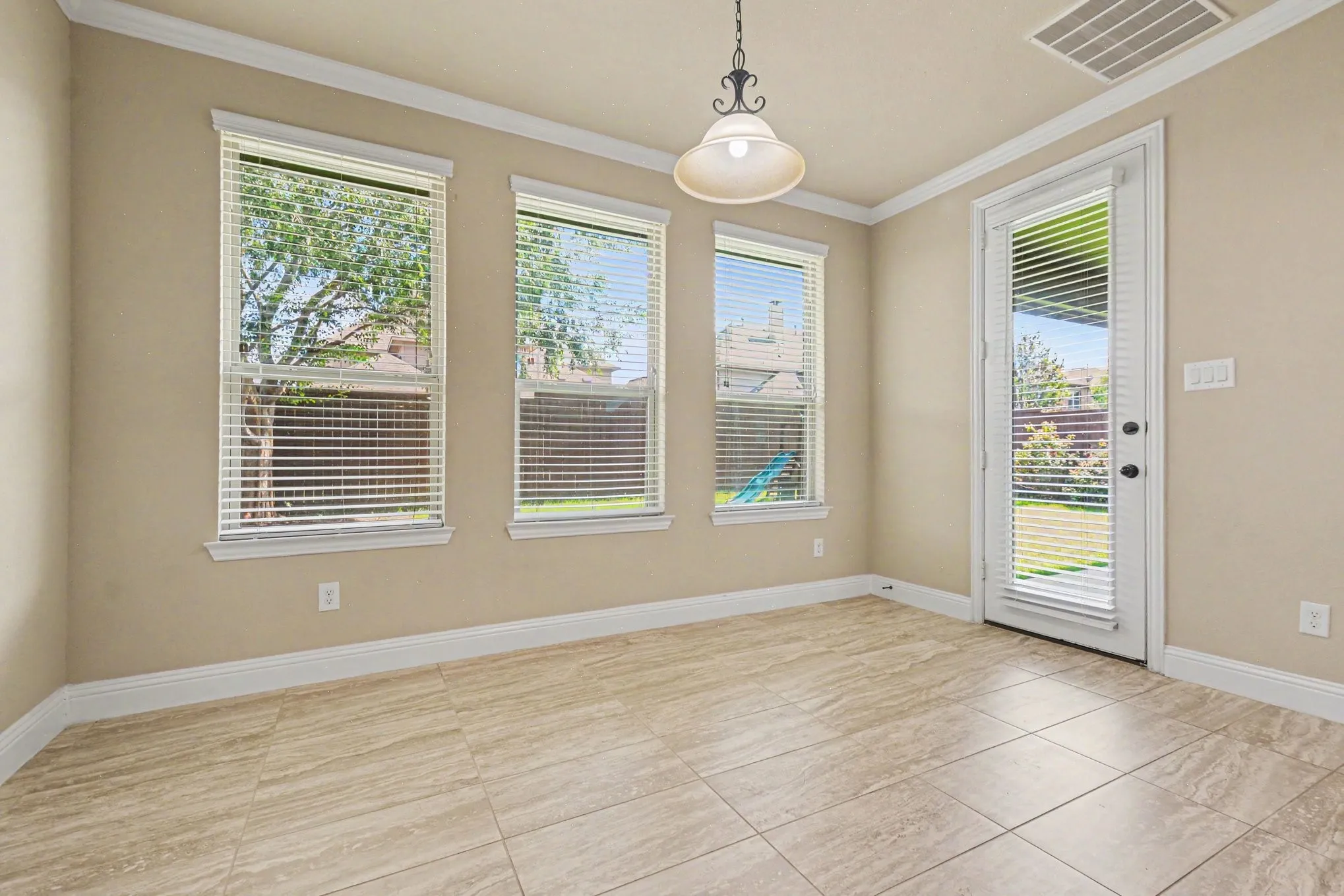Single Family Residence For Sale in Collin County , 14759 Huffman Lane, Frisco, Texas 75035, 4 Bedroom, 4 Bathroom, 3 Garage spaces, 3,546 Sqft, built in 2014, mls#21301825, Real Estate Agent in Frisco, Homes For Sale in Collin county, Homes For Sale in Frisco, Realtor in Frisco Texas, Real Estate Brokerage Independent Realty Texas, Luminita Cordes Realtor
