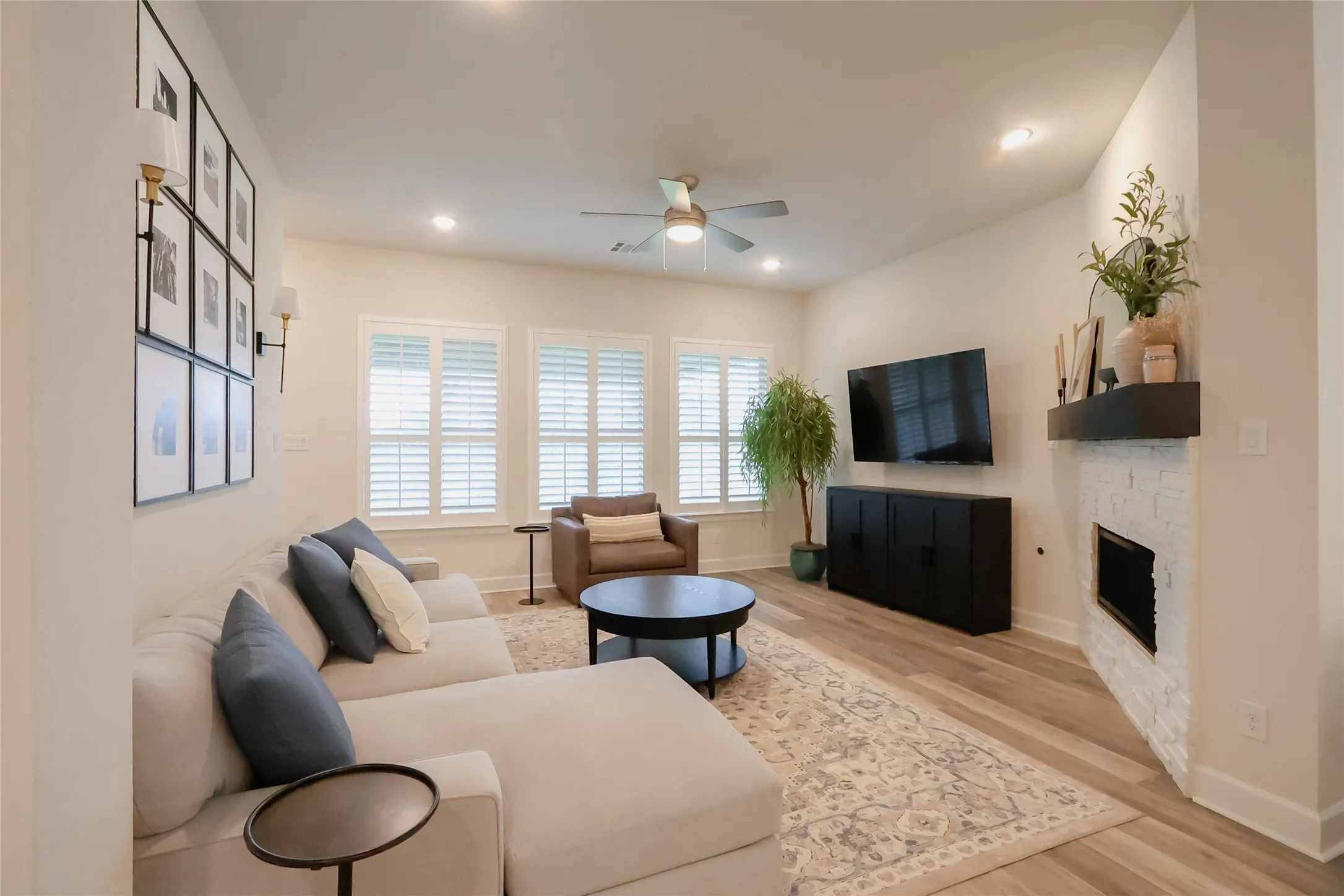 Single Family Residence For Sale in Tarrant County , 2724 Stadium View Drive, Fort Worth, Texas 76118, 3 Bedroom, 2 Bathroom, 2 Garage spaces, 1,980 Sqft, built in 2020, mls#21305698, Real Estate Agent in Fort Worth, Homes For Sale in Tarrant county, Homes For Sale in Fort Worth, Realtor in Fort Worth Texas, Real Estate Brokerage Independent Realty Texas, Luminita Cordes Realtor
