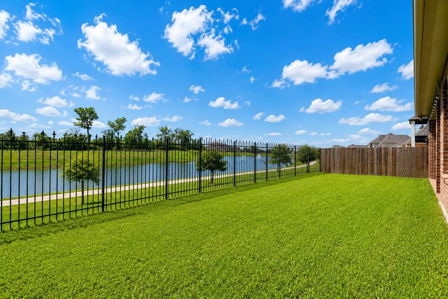 Single Family Residence For Sale in Tarrant County , 2724 Stadium View Drive, Fort Worth, Texas 76118, 3 Bedroom, 2 Bathroom, 2 Garage spaces, 1,980 Sqft, built in 2020, mls#21305698, Real Estate Agent in Fort Worth, Homes For Sale in Tarrant county, Homes For Sale in Fort Worth, Realtor in Fort Worth Texas, Real Estate Brokerage Independent Realty Texas, Luminita Cordes Realtor