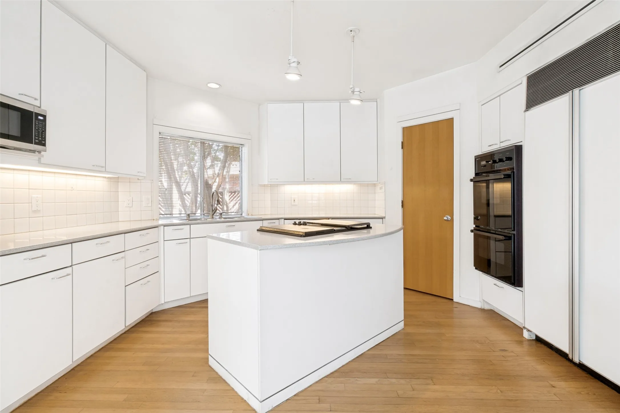 Single Family Residence For Sale in Dallas County , 12612 Breckenridge Drive, Dallas, Texas 75230, 2 Bedroom, 3 Bathroom, 2 Garage spaces, 2,541 Sqft, built in 1990, mls#21305776, Real Estate Agent in Dallas, Homes For Sale in Dallas county, Homes For Sale in Dallas, Realtor in Dallas Texas, Real Estate Brokerage Independent Realty Texas, Luminita Cordes Realtor