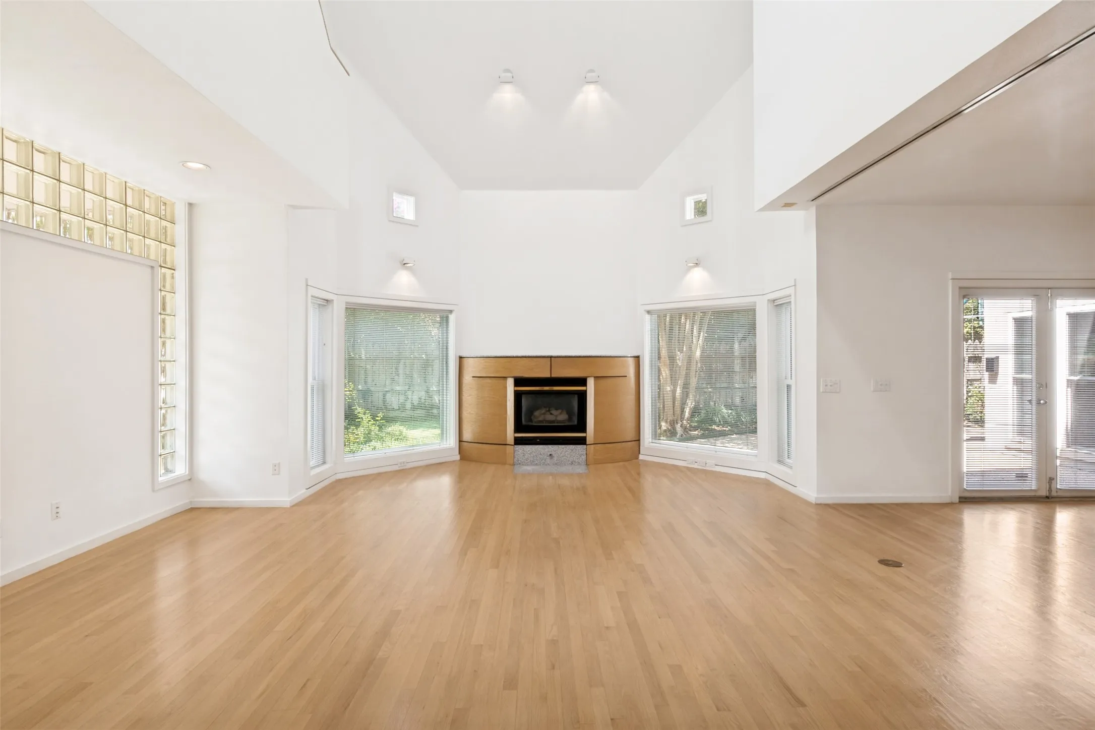 Single Family Residence For Sale in Dallas County , 12612 Breckenridge Drive, Dallas, Texas 75230, 2 Bedroom, 3 Bathroom, 2 Garage spaces, 2,541 Sqft, built in 1990, mls#21305776, Real Estate Agent in Dallas, Homes For Sale in Dallas county, Homes For Sale in Dallas, Realtor in Dallas Texas, Real Estate Brokerage Independent Realty Texas, Luminita Cordes Realtor