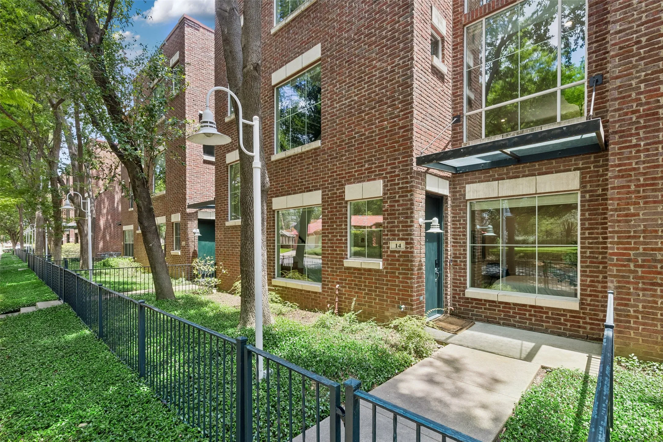 Condominium For Sale in Dallas County , 4241 Rawlins Street 14, Dallas, Texas 75219, 2 Bedroom, 3 Bathroom, 2 Garage spaces, 2,209 Sqft, built in 2005, mls#21306908, Real Estate Agent in Dallas, Homes For Sale in Dallas county, Homes For Sale in Dallas, Realtor in Dallas Texas, Real Estate Brokerage Independent Realty Texas, Luminita Cordes Realtor