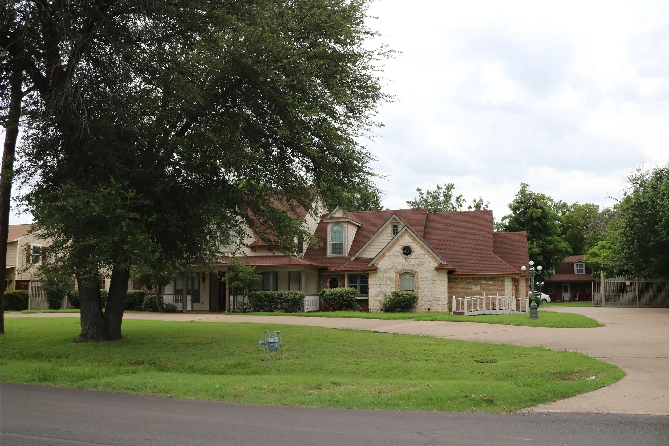 Single Family Residence For Sale in Dallas County , 3010 Saint Lo, Irving, Texas 75060, 5 Bedrooms, 4 Bathrooms, 3 Garage spaces, 3,855 Sqft, built in 2001, Price $899,900, mls#21304318, Real Estate Agent in Irving, Homes For Sale in Dallas county, Homes For Sale in Irving, Realtor in Irving Texas, Real Estate Brokerage Independent Realty Texas, Luminita Cordes Realtor