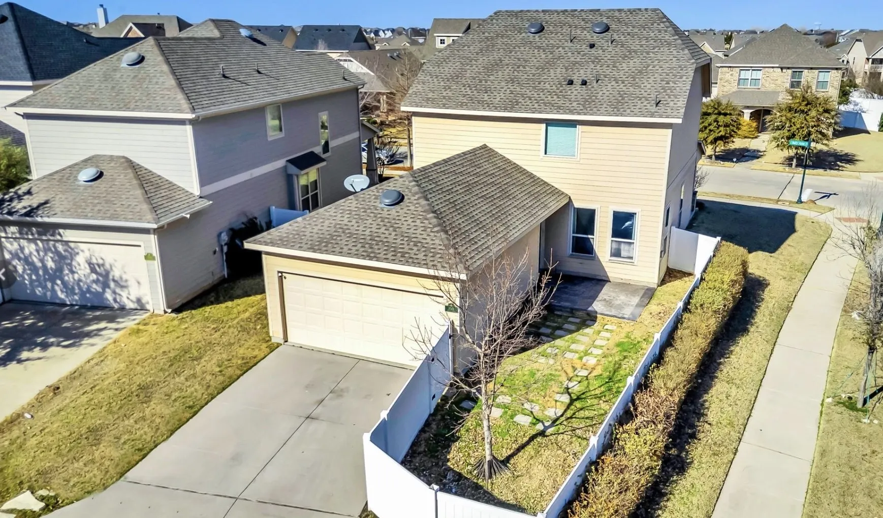 Single Family Residence For Sale in Denton County , 1044 Holly Anne Lane, Aubrey, Texas 76227, 3 Bedroom, 3 Bathroom, 2 Garage spaces, 2,058 Sqft, built in 2015, mls#21306829, Real Estate Agent in Aubrey, Homes For Sale in Denton county, Homes For Sale in Aubrey, Realtor in Aubrey Texas, Real Estate Brokerage Independent Realty Texas, Luminita Cordes Realtor