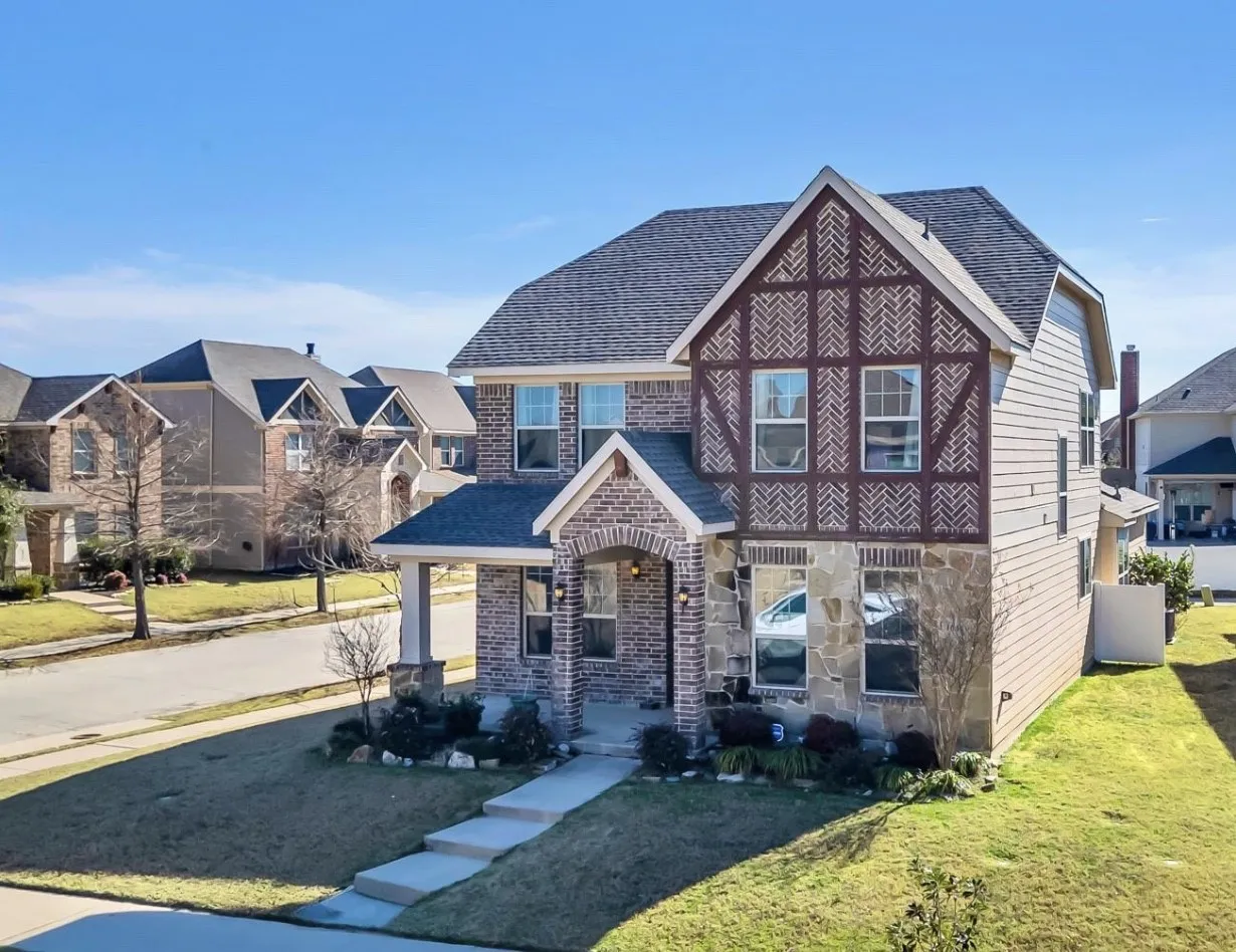 Single Family Residence For Sale in Denton County , 1044 Holly Anne Lane, Aubrey, Texas 76227, 3 Bedroom, 3 Bathroom, 2 Garage spaces, 2,058 Sqft, built in 2015, mls#21306829, Real Estate Agent in Aubrey, Homes For Sale in Denton county, Homes For Sale in Aubrey, Realtor in Aubrey Texas, Real Estate Brokerage Independent Realty Texas, Luminita Cordes Realtor
