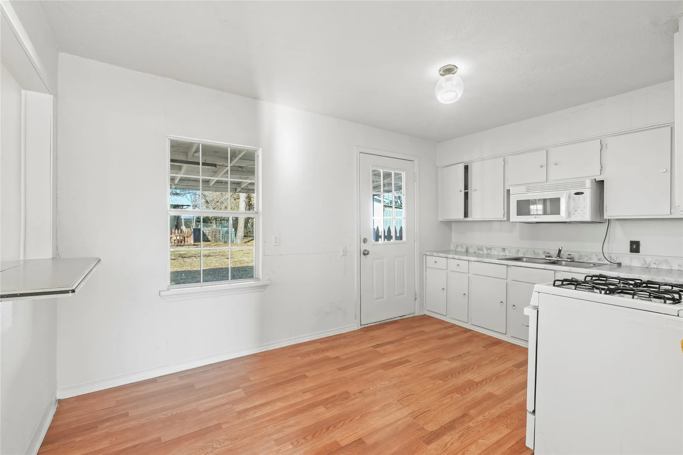 Single Family Residence For Sale in Dallas County , 1326 Dewberry Street, Wilmer, Texas 75172, 3 Bedrooms, 1 Bathroom, Garage spaces, 1,012 Sqft, built in 1960, Price $185,000, mls#21306933, Real Estate Agent in Wilmer, Homes For Sale in Dallas county, Homes For Sale in Wilmer, Realtor in Wilmer Texas, Real Estate Brokerage Independent Realty Texas, Luminita Cordes Realtor