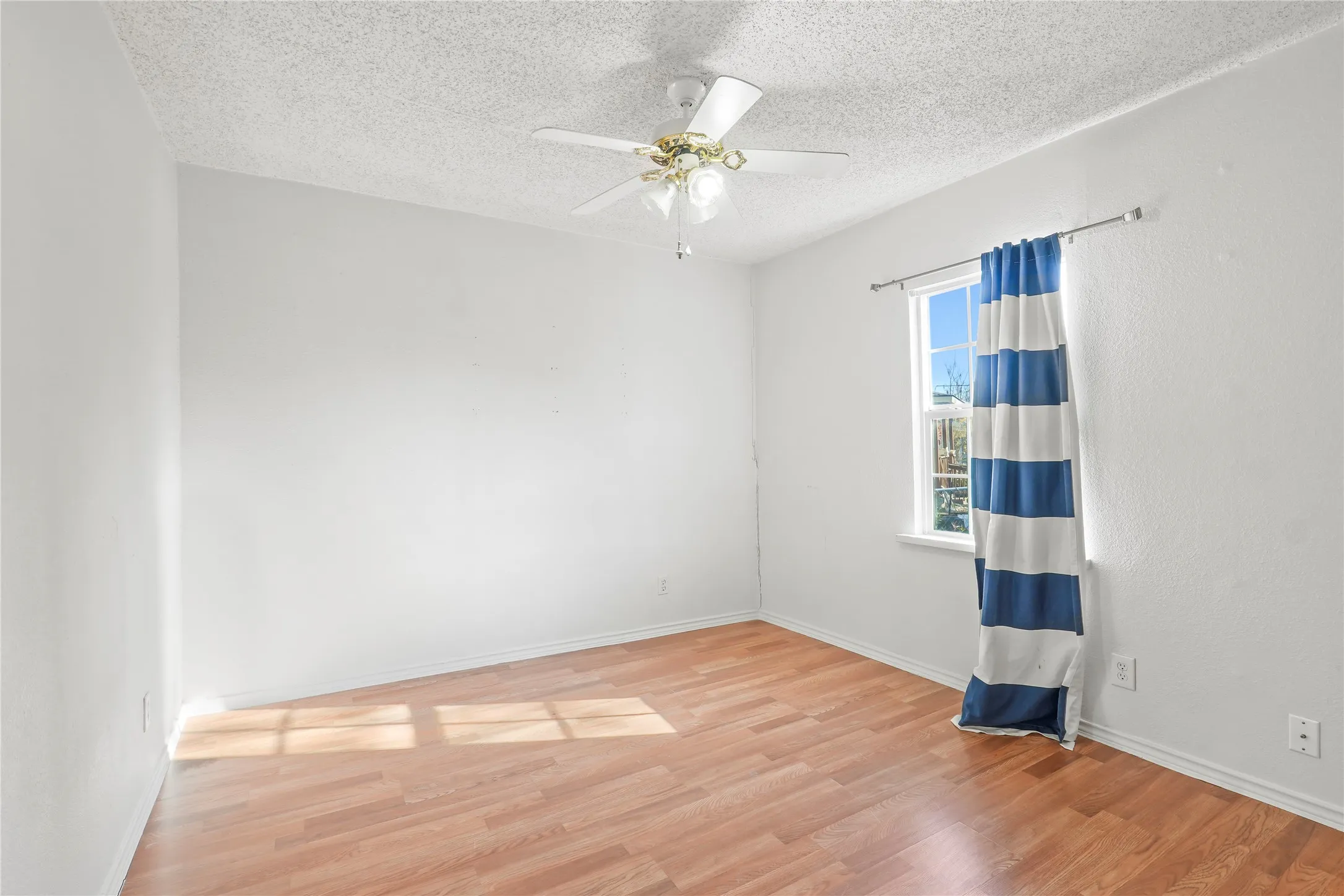 Single Family Residence For Sale in Dallas County , 1326 Dewberry Street, Wilmer, Texas 75172, 3 Bedrooms, 1 Bathroom, Garage spaces, 1,012 Sqft, built in 1960, Price $185,000, mls#21306933, Real Estate Agent in Wilmer, Homes For Sale in Dallas county, Homes For Sale in Wilmer, Realtor in Wilmer Texas, Real Estate Brokerage Independent Realty Texas, Luminita Cordes Realtor