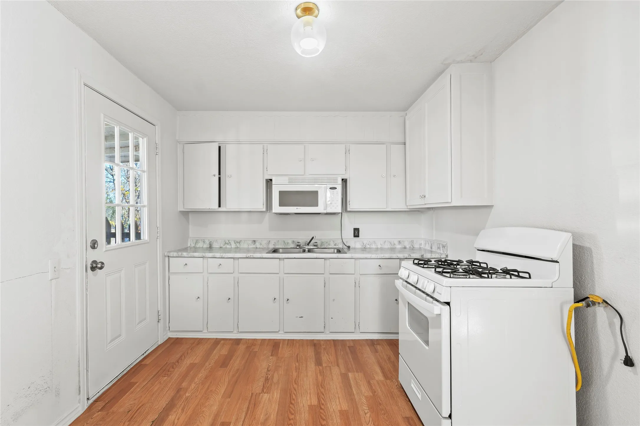 Single Family Residence For Sale in Dallas County , 1326 Dewberry Street, Wilmer, Texas 75172, 3 Bedrooms, 1 Bathroom, Garage spaces, 1,012 Sqft, built in 1960, Price $185,000, mls#21306933, Real Estate Agent in Wilmer, Homes For Sale in Dallas county, Homes For Sale in Wilmer, Realtor in Wilmer Texas, Real Estate Brokerage Independent Realty Texas, Luminita Cordes Realtor