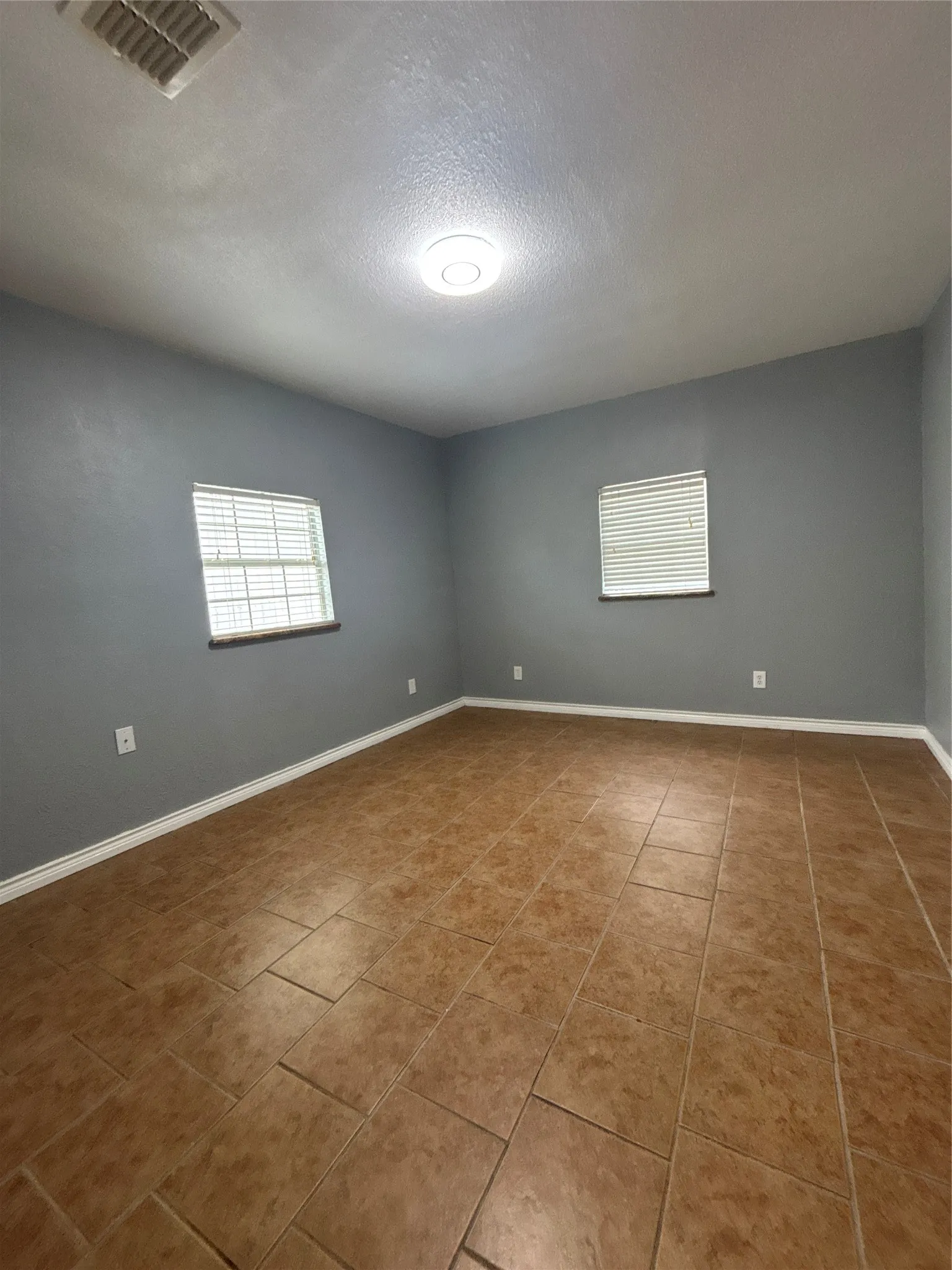 Single Family Residence For Rent in Dallas County , 2218 Rockefeller Boulevard, Dallas, Texas 75203, 3 Bedroom, 1 Bathroom, Garage spaces, 1,028 Sqft, built in 1942, mls#21304331, Real Estate Agent in Dallas, Homes For Rent in Dallas county, Homes For Rent in Dallas, Realtor in Dallas Texas, Real Estate Brokerage Independent Realty Texas, Luminita Cordes Realtor