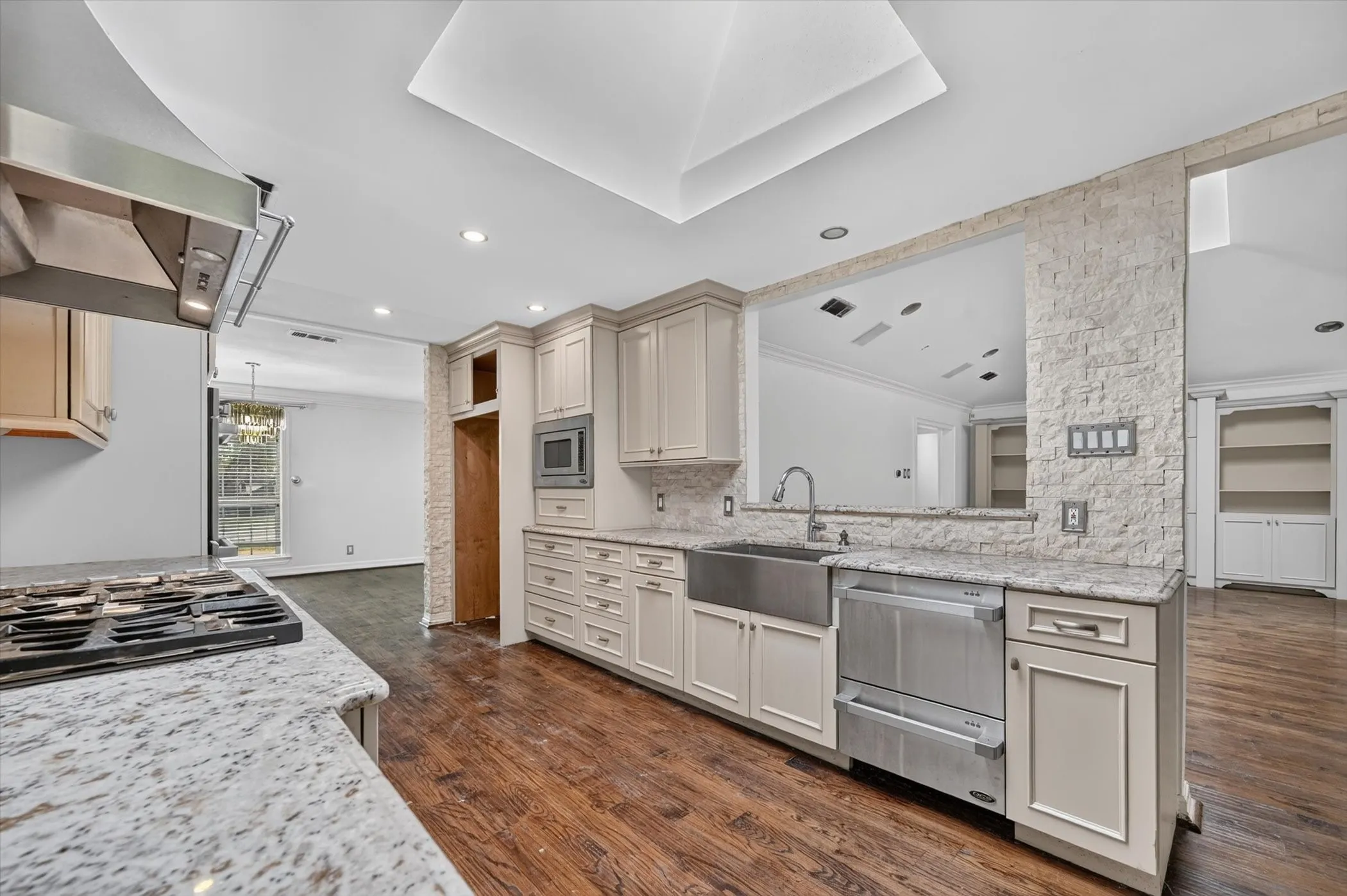 Single Family Residence For Sale in Dallas County , 14126 Brookridge Circle, Dallas, Texas 75254, 6 Bedroom, 6 Bathroom, 2 Garage spaces, 5,786 Sqft, built in 1961, mls#21304037, Real Estate Agent in Dallas, Homes For Sale in Dallas county, Homes For Sale in Dallas, Realtor in Dallas Texas, Real Estate Brokerage Independent Realty Texas, Luminita Cordes Realtor