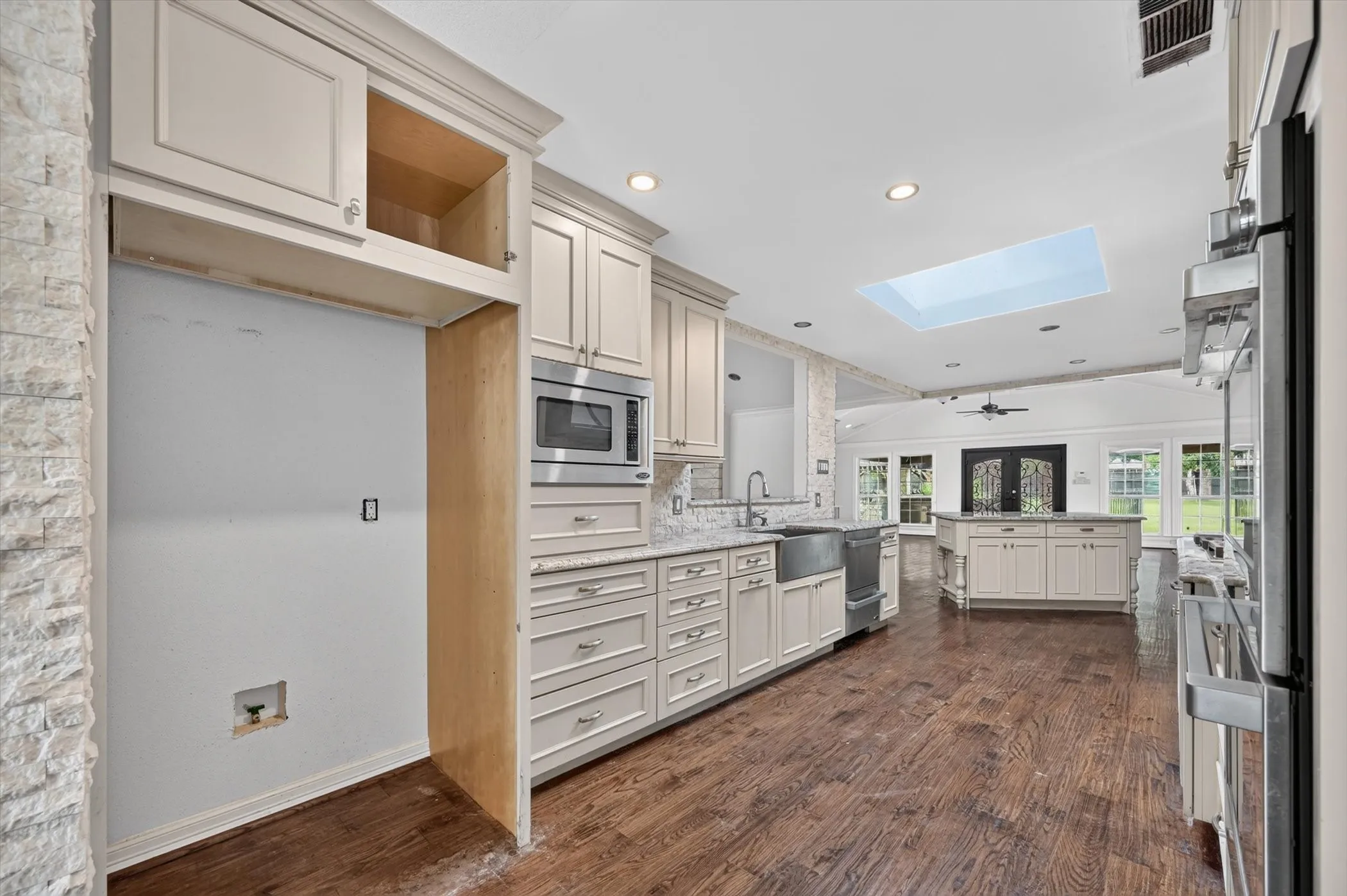Single Family Residence For Sale in Dallas County , 14126 Brookridge Circle, Dallas, Texas 75254, 6 Bedroom, 6 Bathroom, 2 Garage spaces, 5,786 Sqft, built in 1961, mls#21304037, Real Estate Agent in Dallas, Homes For Sale in Dallas county, Homes For Sale in Dallas, Realtor in Dallas Texas, Real Estate Brokerage Independent Realty Texas, Luminita Cordes Realtor
