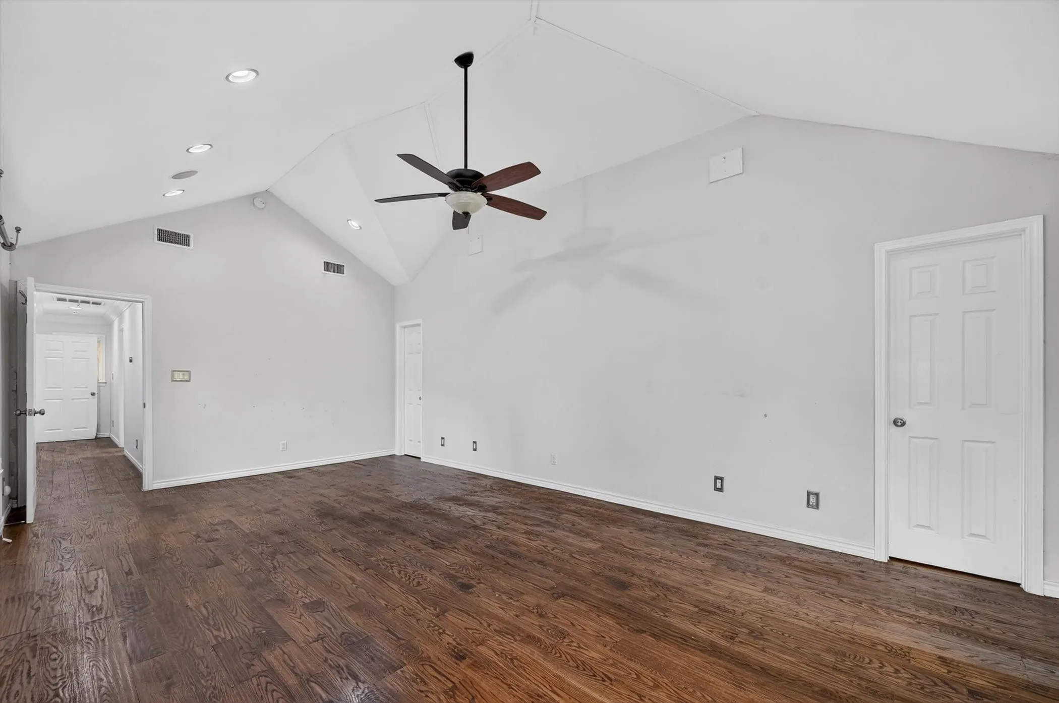Single Family Residence For Sale in Dallas County , 14126 Brookridge Circle, Dallas, Texas 75254, 6 Bedroom, 6 Bathroom, 2 Garage spaces, 5,786 Sqft, built in 1961, mls#21304037, Real Estate Agent in Dallas, Homes For Sale in Dallas county, Homes For Sale in Dallas, Realtor in Dallas Texas, Real Estate Brokerage Independent Realty Texas, Luminita Cordes Realtor
