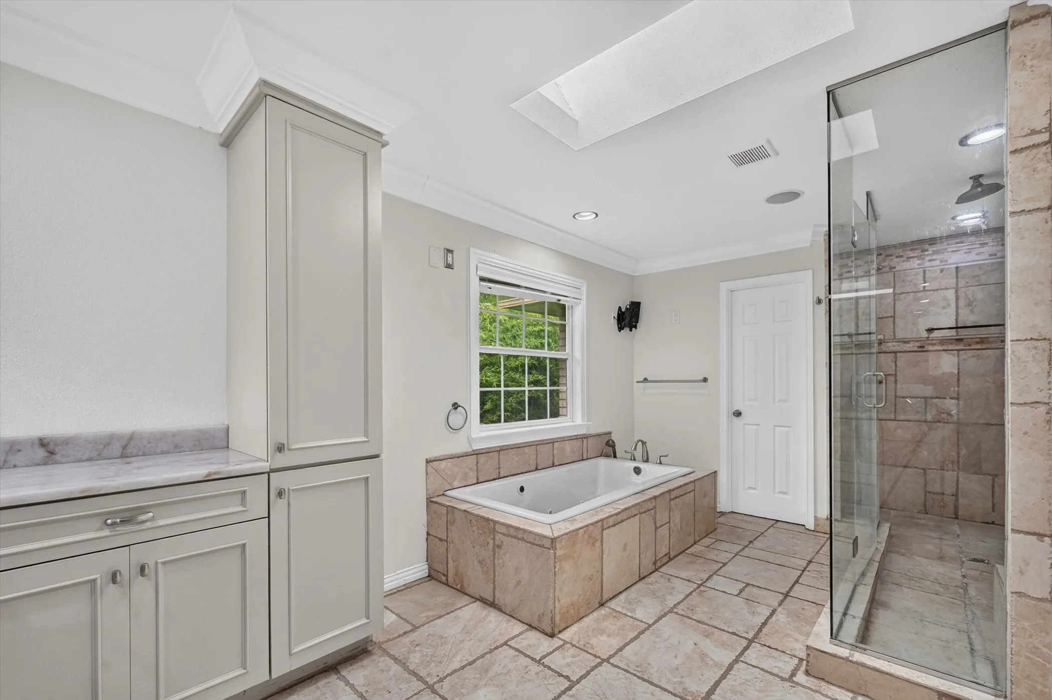 Single Family Residence For Sale in Dallas County , 14126 Brookridge Circle, Dallas, Texas 75254, 6 Bedroom, 6 Bathroom, 2 Garage spaces, 5,786 Sqft, built in 1961, mls#21304037, Real Estate Agent in Dallas, Homes For Sale in Dallas county, Homes For Sale in Dallas, Realtor in Dallas Texas, Real Estate Brokerage Independent Realty Texas, Luminita Cordes Realtor