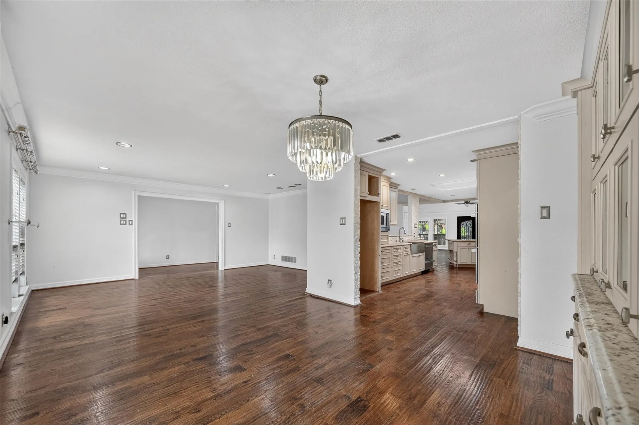 Single Family Residence For Sale in Dallas County , 14126 Brookridge Circle, Dallas, Texas 75254, 6 Bedroom, 6 Bathroom, 2 Garage spaces, 5,786 Sqft, built in 1961, mls#21304037, Real Estate Agent in Dallas, Homes For Sale in Dallas county, Homes For Sale in Dallas, Realtor in Dallas Texas, Real Estate Brokerage Independent Realty Texas, Luminita Cordes Realtor