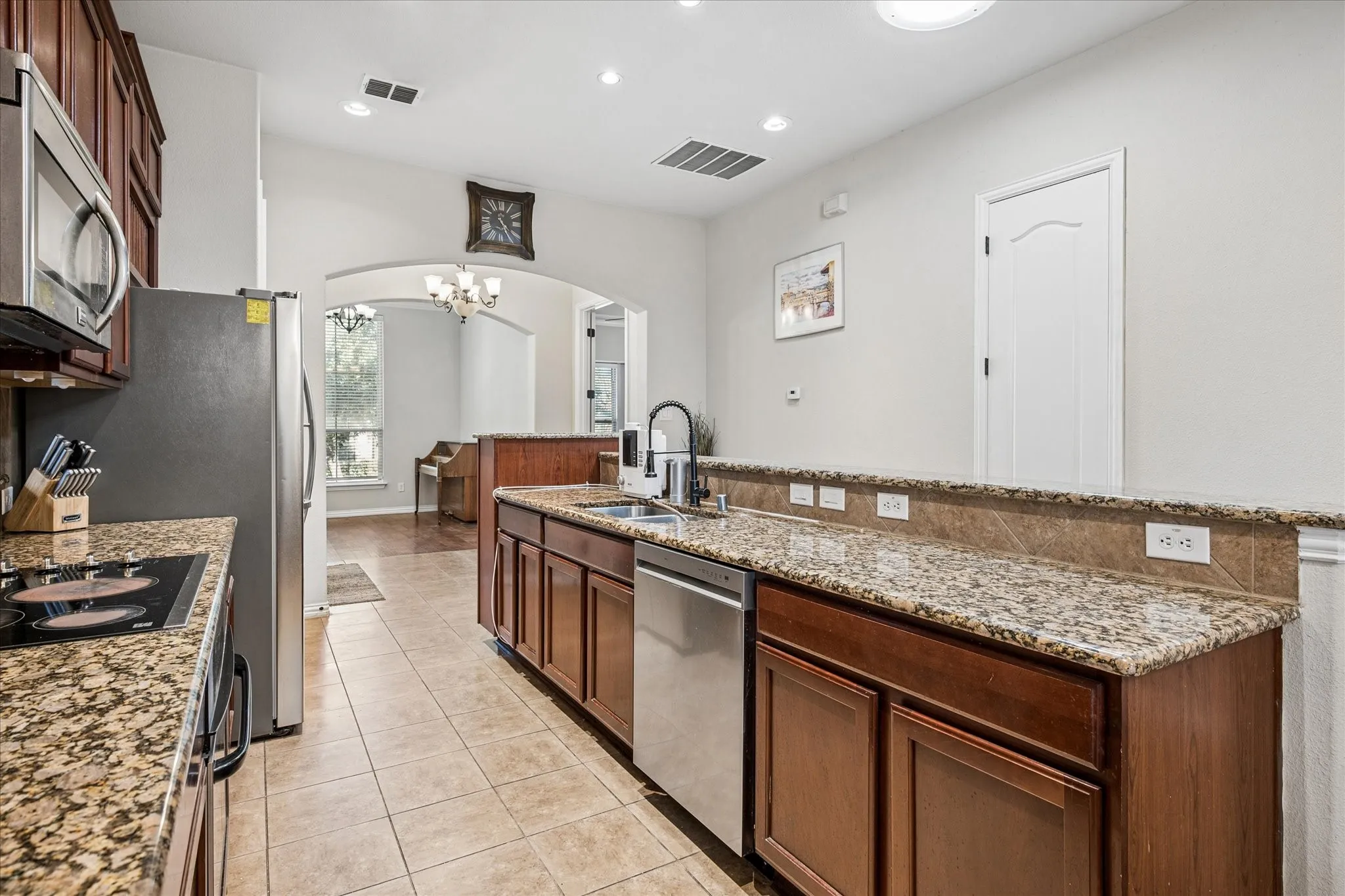 Single Family Residence For Sale in Denton County , 2470 Sunderland Lane, Lewisville, Texas 75067, 3 Bedroom, 3 Bathroom, 2 Garage spaces, 2,268 Sqft, built in 2008, mls#21304233, Real Estate Agent in Lewisville, Homes For Sale in Denton county, Homes For Sale in Lewisville, Realtor in Lewisville Texas, Real Estate Brokerage Independent Realty Texas, Luminita Cordes Realtor