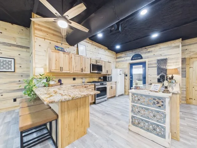 Single Family Residence For Sale in Henderson County , 7491 State Highway 19 S, Athens, Texas 75751, 3 Bedrooms, 2 Bathrooms, Garage spaces, 2,000 Sqft, built in 1946, Price $575,000, mls#21307000, Real Estate Agent in Athens, Homes For Sale in Henderson county, Homes For Sale in Athens, Realtor in Athens Texas, Real Estate Brokerage Independent Realty Texas, Luminita Cordes Realtor