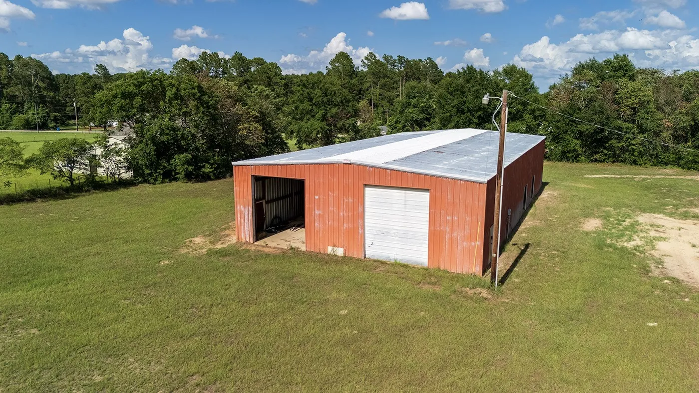 Single Family Residence For Sale in Henderson County , 7491 State Highway 19 S, Athens, Texas 75751, 3 Bedrooms, 2 Bathrooms, Garage spaces, 2,000 Sqft, built in 1946, Price $575,000, mls#21307000, Real Estate Agent in Athens, Homes For Sale in Henderson county, Homes For Sale in Athens, Realtor in Athens Texas, Real Estate Brokerage Independent Realty Texas, Luminita Cordes Realtor