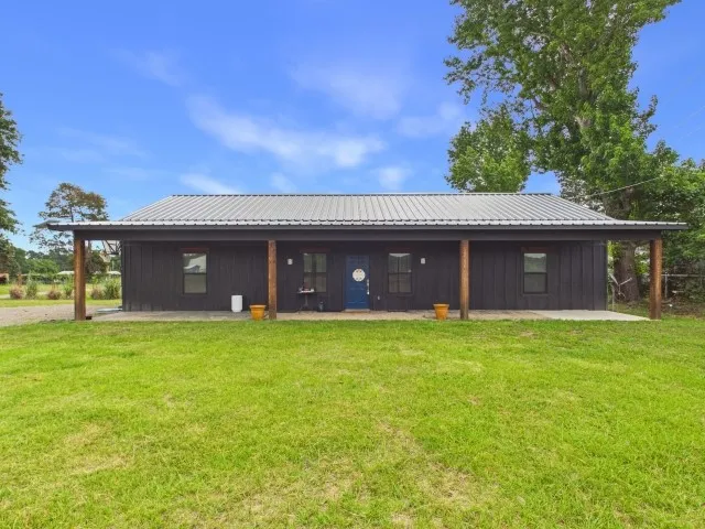 Single Family Residence For Sale in Henderson County , 7491 State Highway 19 S, Athens, Texas 75751, 3 Bedrooms, 2 Bathrooms, Garage spaces, 2,000 Sqft, built in 1946, Price $575,000, mls#21307000, Real Estate Agent in Athens, Homes For Sale in Henderson county, Homes For Sale in Athens, Realtor in Athens Texas, Real Estate Brokerage Independent Realty Texas, Luminita Cordes Realtor