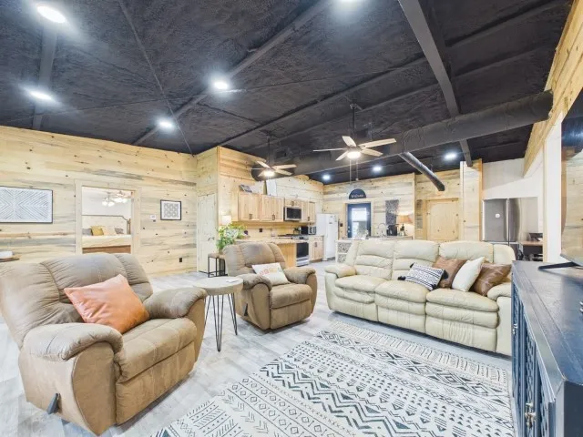 Single Family Residence For Sale in Henderson County , 7491 State Highway 19 S, Athens, Texas 75751, 3 Bedrooms, 2 Bathrooms, Garage spaces, 2,000 Sqft, built in 1946, Price $575,000, mls#21307000, Real Estate Agent in Athens, Homes For Sale in Henderson county, Homes For Sale in Athens, Realtor in Athens Texas, Real Estate Brokerage Independent Realty Texas, Luminita Cordes Realtor
