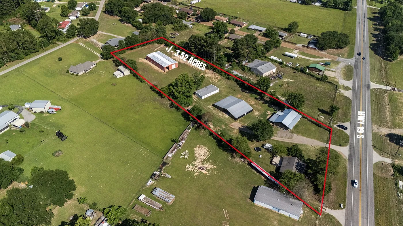 Single Family Residence For Sale in Henderson County , 7491 State Highway 19 S, Athens, Texas 75751, 3 Bedrooms, 2 Bathrooms, Garage spaces, 2,000 Sqft, built in 1946, Price $575,000, mls#21307000, Real Estate Agent in Athens, Homes For Sale in Henderson county, Homes For Sale in Athens, Realtor in Athens Texas, Real Estate Brokerage Independent Realty Texas, Luminita Cordes Realtor
