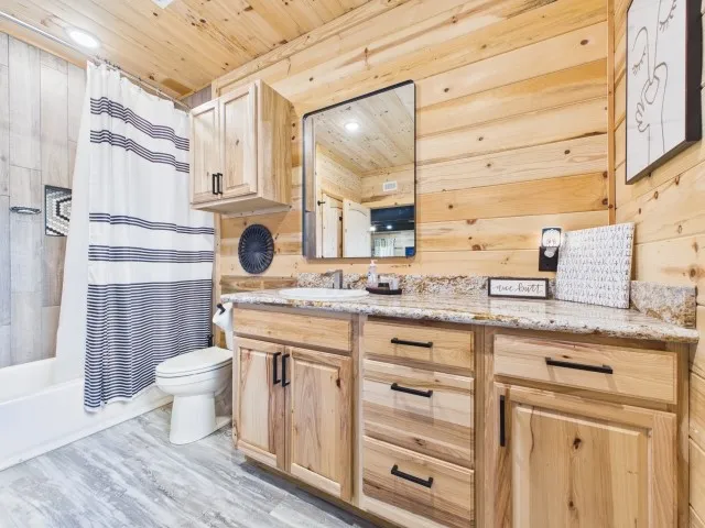 Single Family Residence For Sale in Henderson County , 7491 State Highway 19 S, Athens, Texas 75751, 3 Bedrooms, 2 Bathrooms, Garage spaces, 2,000 Sqft, built in 1946, Price $575,000, mls#21307000, Real Estate Agent in Athens, Homes For Sale in Henderson county, Homes For Sale in Athens, Realtor in Athens Texas, Real Estate Brokerage Independent Realty Texas, Luminita Cordes Realtor