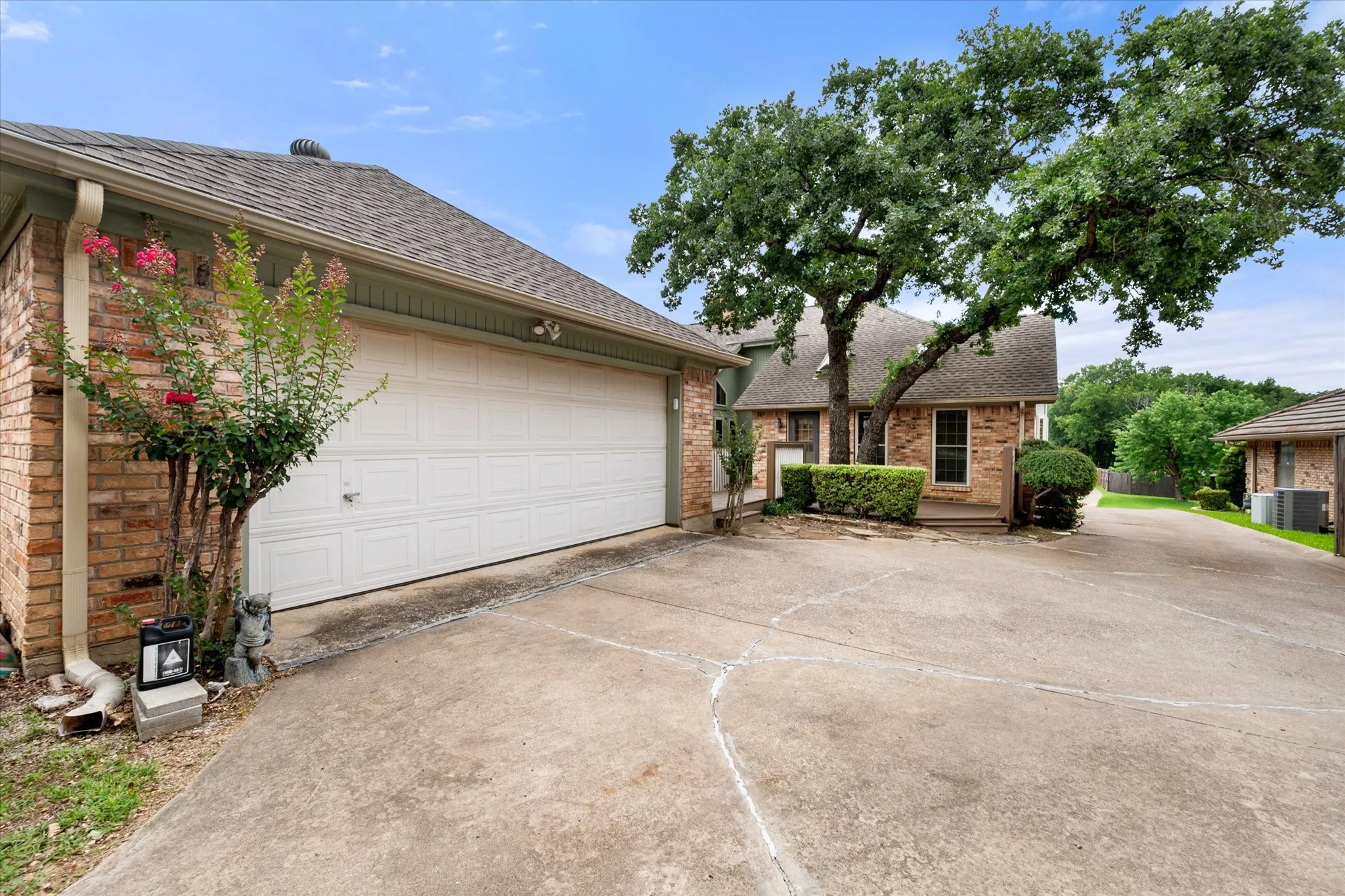 Single Family Residence For Sale in Tarrant County , 705 Kyle Drive, Arlington, Texas 76011, 3 Bedroom, 3 Bathroom, 2 Garage spaces, 2,382 Sqft, built in 1983, mls#21306971, Real Estate Agent in Arlington, Homes For Sale in Tarrant county, Homes For Sale in Arlington, Realtor in Arlington Texas, Real Estate Brokerage Independent Realty Texas, Luminita Cordes Realtor