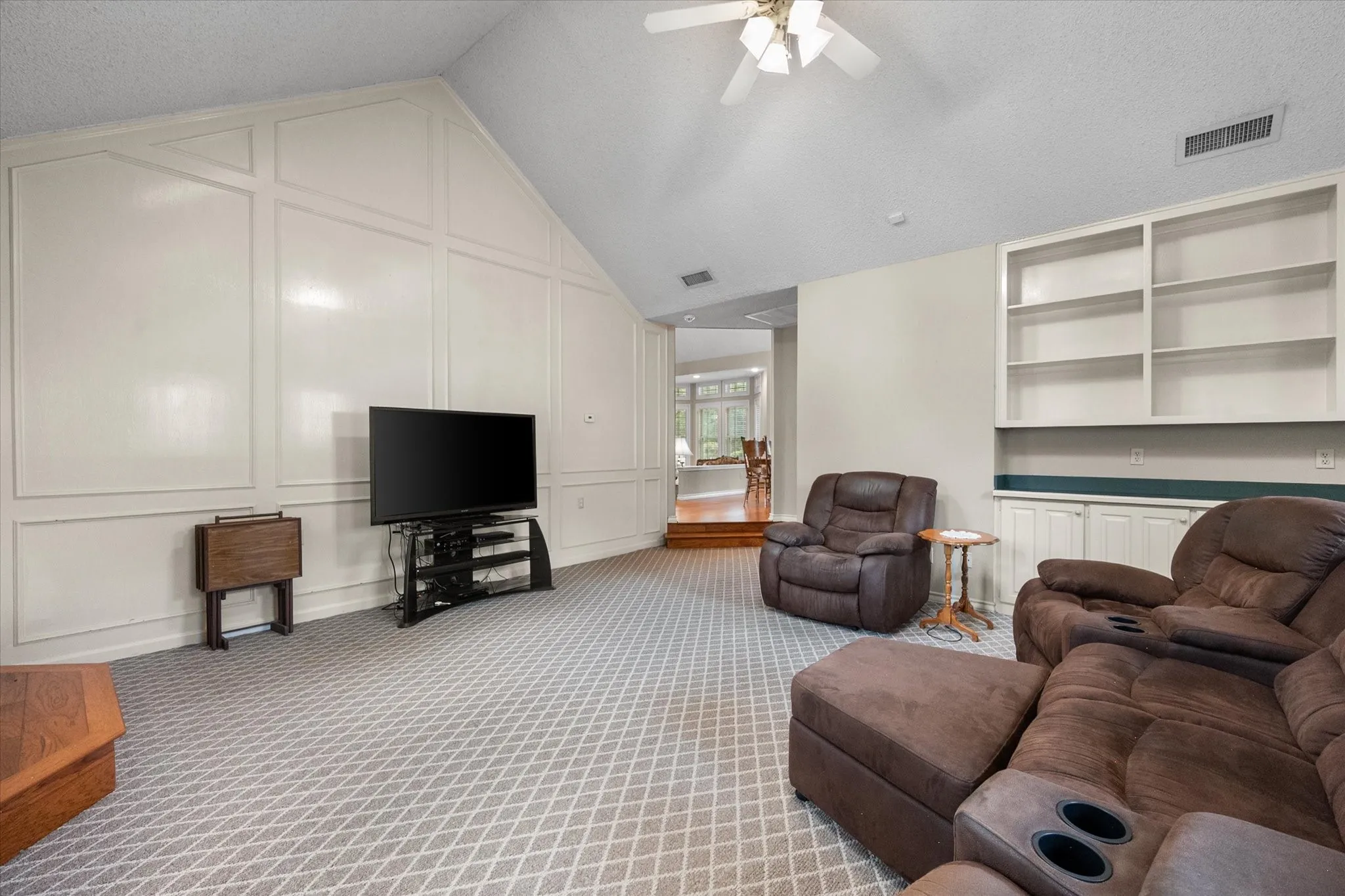 Single Family Residence For Sale in Tarrant County , 705 Kyle Drive, Arlington, Texas 76011, 3 Bedroom, 3 Bathroom, 2 Garage spaces, 2,382 Sqft, built in 1983, mls#21306971, Real Estate Agent in Arlington, Homes For Sale in Tarrant county, Homes For Sale in Arlington, Realtor in Arlington Texas, Real Estate Brokerage Independent Realty Texas, Luminita Cordes Realtor