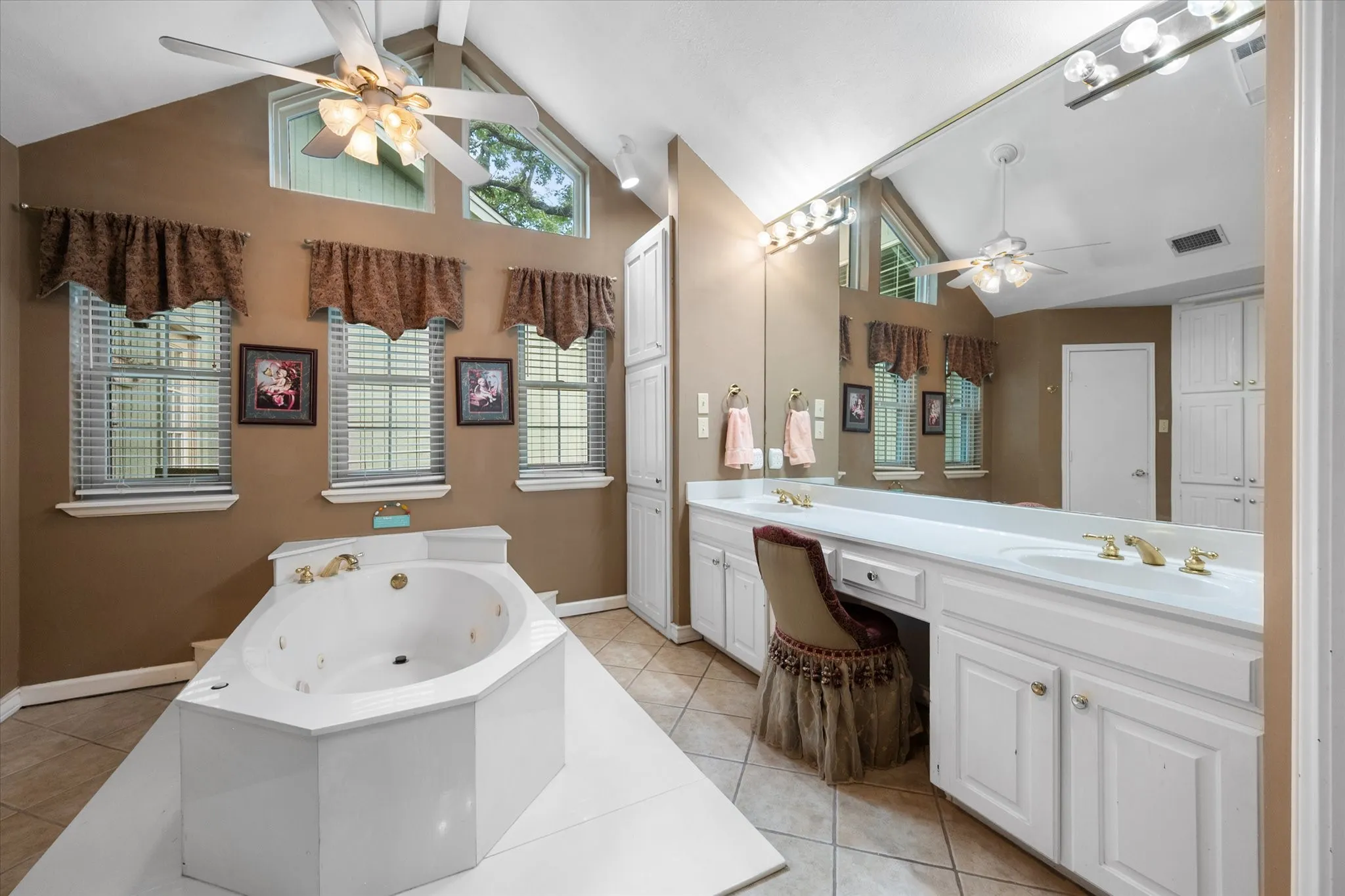 Single Family Residence For Sale in Tarrant County , 705 Kyle Drive, Arlington, Texas 76011, 3 Bedroom, 3 Bathroom, 2 Garage spaces, 2,382 Sqft, built in 1983, mls#21306971, Real Estate Agent in Arlington, Homes For Sale in Tarrant county, Homes For Sale in Arlington, Realtor in Arlington Texas, Real Estate Brokerage Independent Realty Texas, Luminita Cordes Realtor