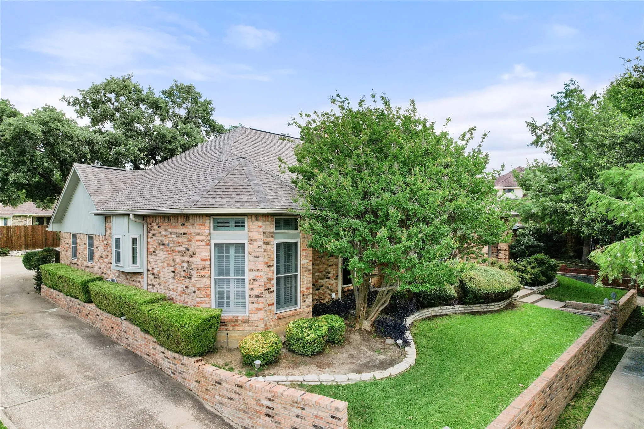 Single Family Residence For Sale in Tarrant County , 705 Kyle Drive, Arlington, Texas 76011, 3 Bedroom, 3 Bathroom, 2 Garage spaces, 2,382 Sqft, built in 1983, mls#21306971, Real Estate Agent in Arlington, Homes For Sale in Tarrant county, Homes For Sale in Arlington, Realtor in Arlington Texas, Real Estate Brokerage Independent Realty Texas, Luminita Cordes Realtor