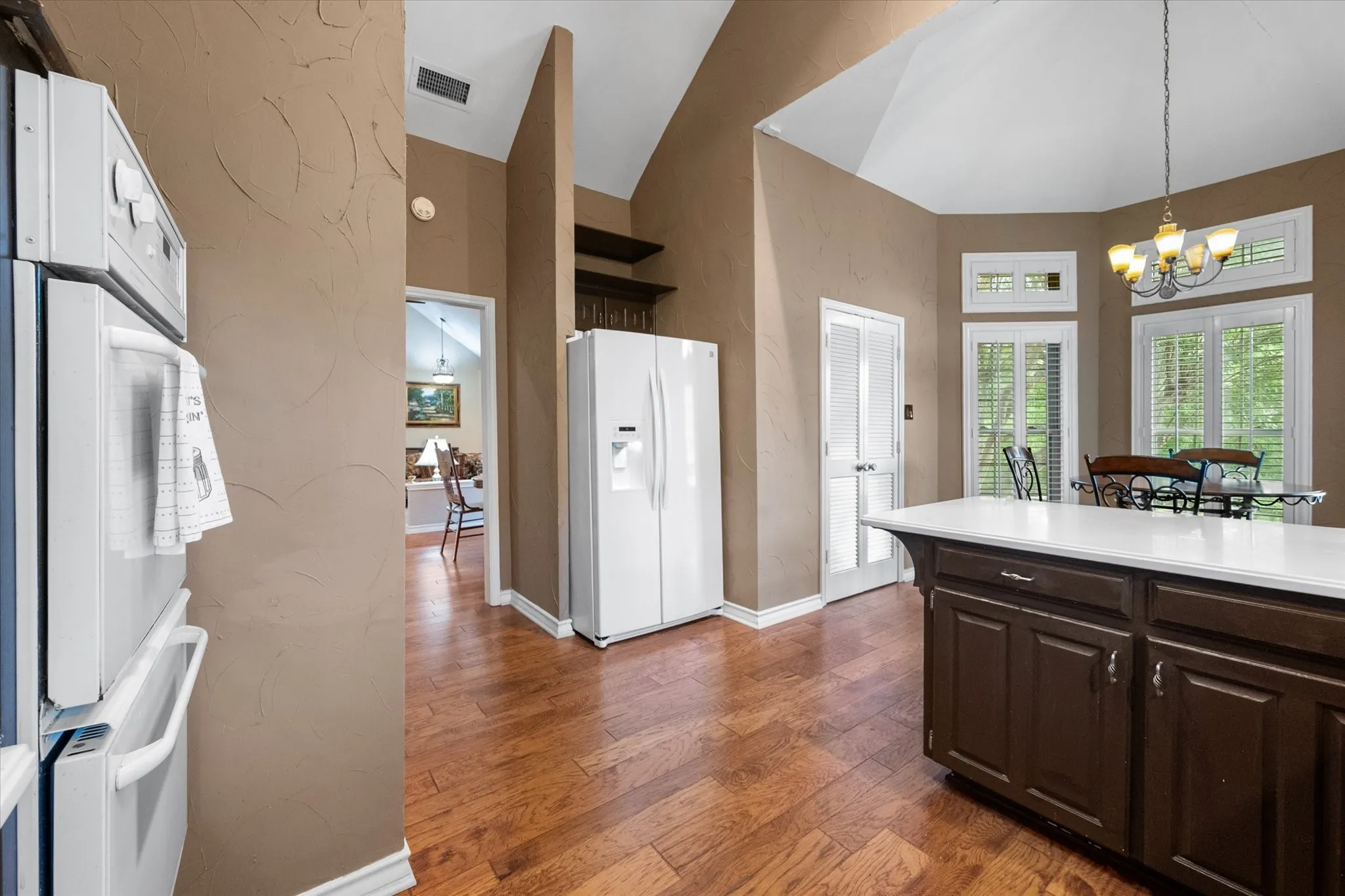 Single Family Residence For Sale in Tarrant County , 705 Kyle Drive, Arlington, Texas 76011, 3 Bedroom, 3 Bathroom, 2 Garage spaces, 2,382 Sqft, built in 1983, mls#21306971, Real Estate Agent in Arlington, Homes For Sale in Tarrant county, Homes For Sale in Arlington, Realtor in Arlington Texas, Real Estate Brokerage Independent Realty Texas, Luminita Cordes Realtor