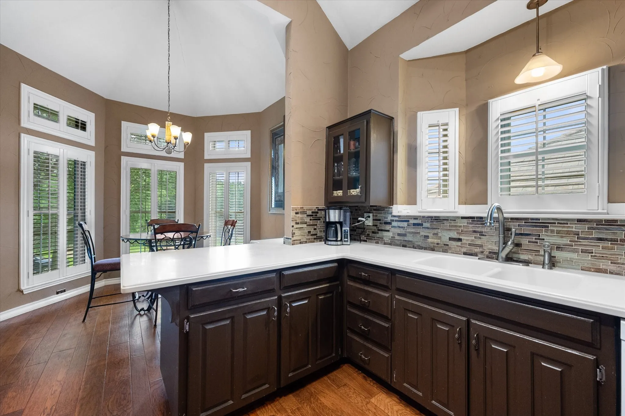 Single Family Residence For Sale in Tarrant County , 705 Kyle Drive, Arlington, Texas 76011, 3 Bedroom, 3 Bathroom, 2 Garage spaces, 2,382 Sqft, built in 1983, mls#21306971, Real Estate Agent in Arlington, Homes For Sale in Tarrant county, Homes For Sale in Arlington, Realtor in Arlington Texas, Real Estate Brokerage Independent Realty Texas, Luminita Cordes Realtor