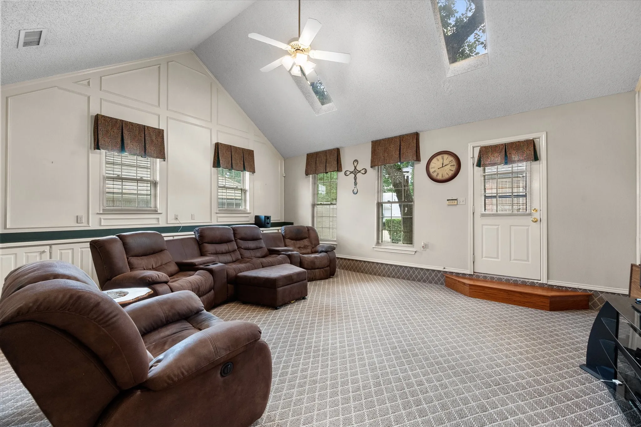 Single Family Residence For Sale in Tarrant County , 705 Kyle Drive, Arlington, Texas 76011, 3 Bedroom, 3 Bathroom, 2 Garage spaces, 2,382 Sqft, built in 1983, mls#21306971, Real Estate Agent in Arlington, Homes For Sale in Tarrant county, Homes For Sale in Arlington, Realtor in Arlington Texas, Real Estate Brokerage Independent Realty Texas, Luminita Cordes Realtor