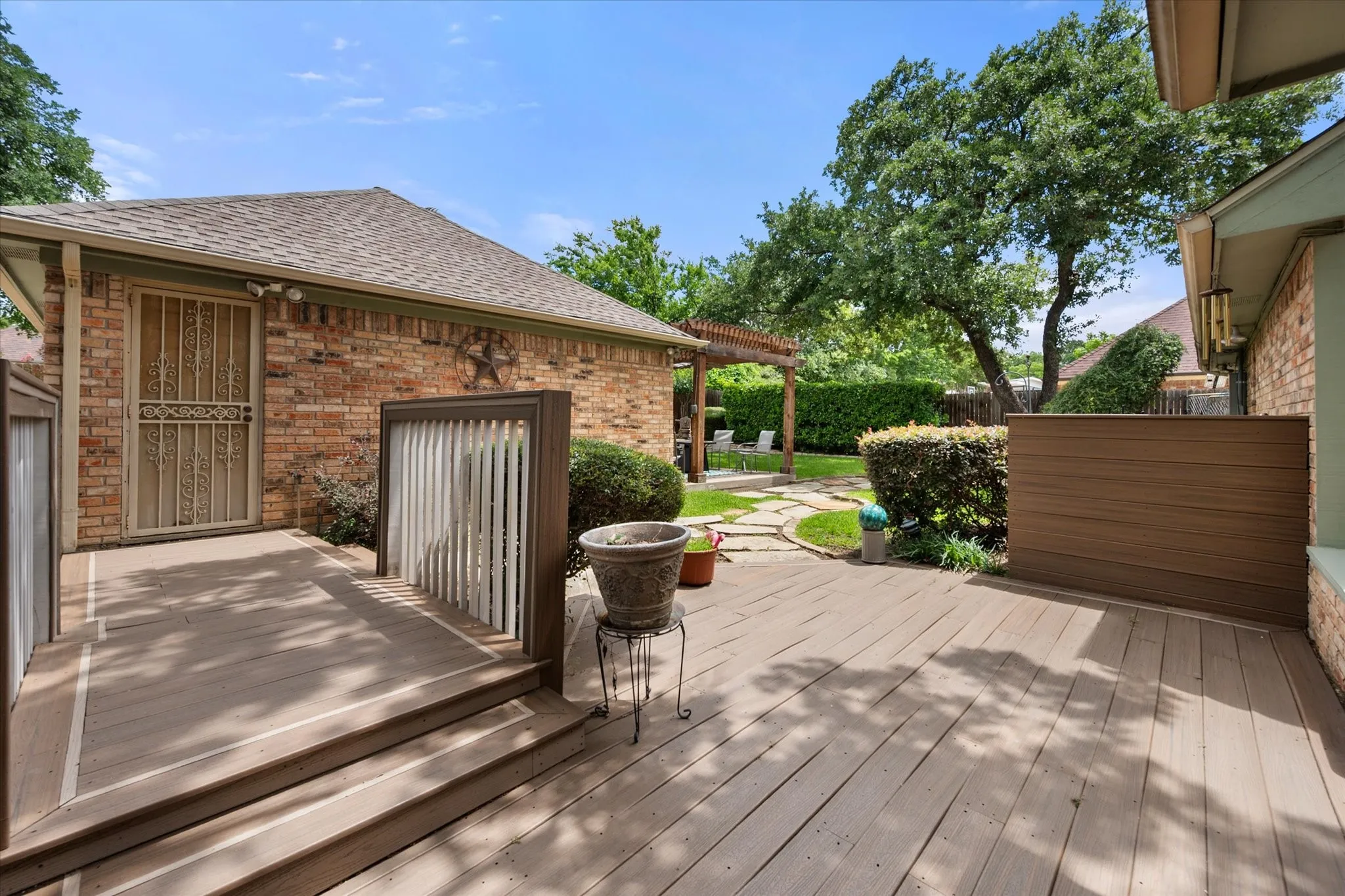 Single Family Residence For Sale in Tarrant County , 705 Kyle Drive, Arlington, Texas 76011, 3 Bedroom, 3 Bathroom, 2 Garage spaces, 2,382 Sqft, built in 1983, mls#21306971, Real Estate Agent in Arlington, Homes For Sale in Tarrant county, Homes For Sale in Arlington, Realtor in Arlington Texas, Real Estate Brokerage Independent Realty Texas, Luminita Cordes Realtor