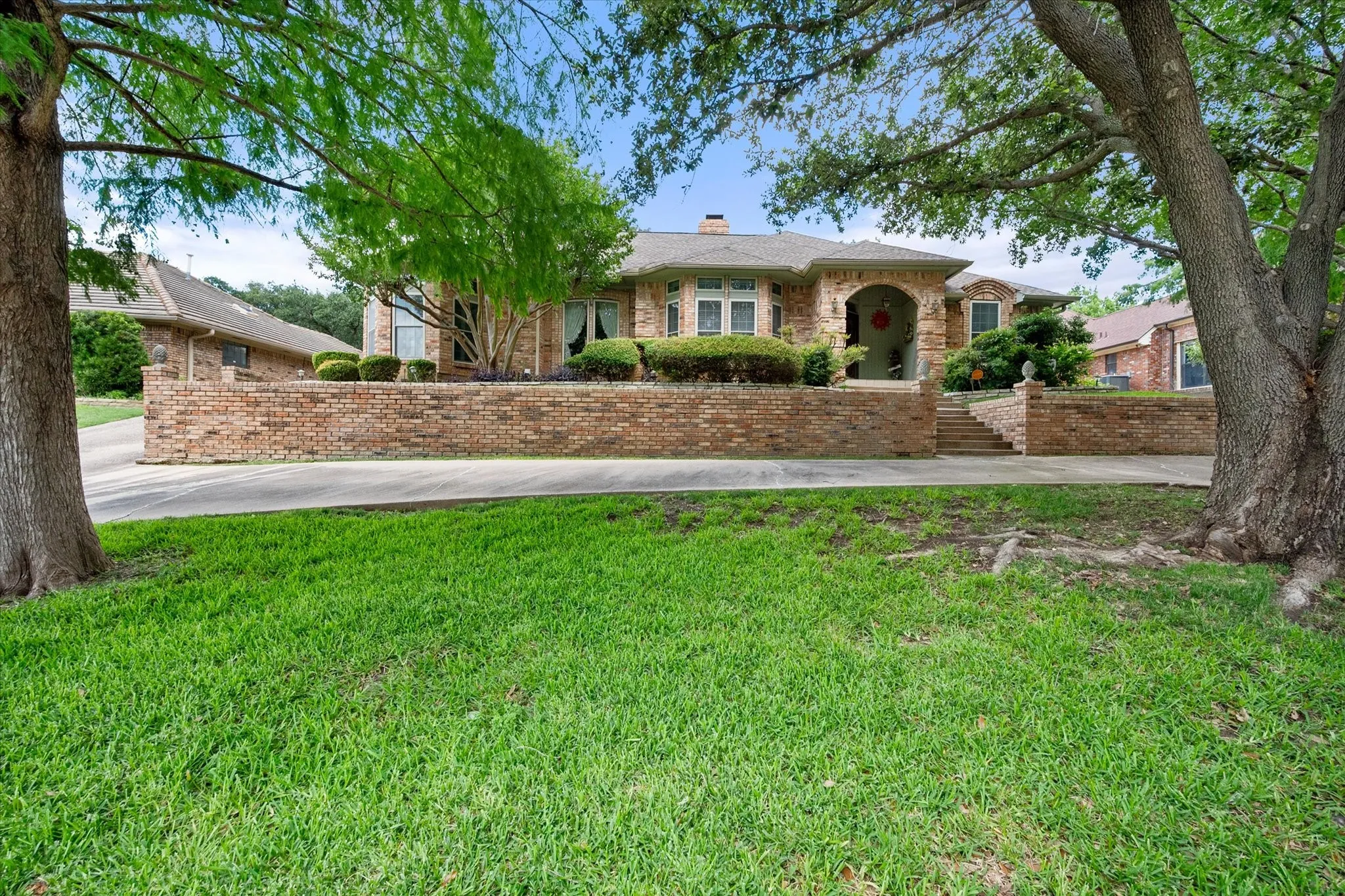 Single Family Residence For Sale in Tarrant County , 705 Kyle Drive, Arlington, Texas 76011, 3 Bedroom, 3 Bathroom, 2 Garage spaces, 2,382 Sqft, built in 1983, mls#21306971, Real Estate Agent in Arlington, Homes For Sale in Tarrant county, Homes For Sale in Arlington, Realtor in Arlington Texas, Real Estate Brokerage Independent Realty Texas, Luminita Cordes Realtor