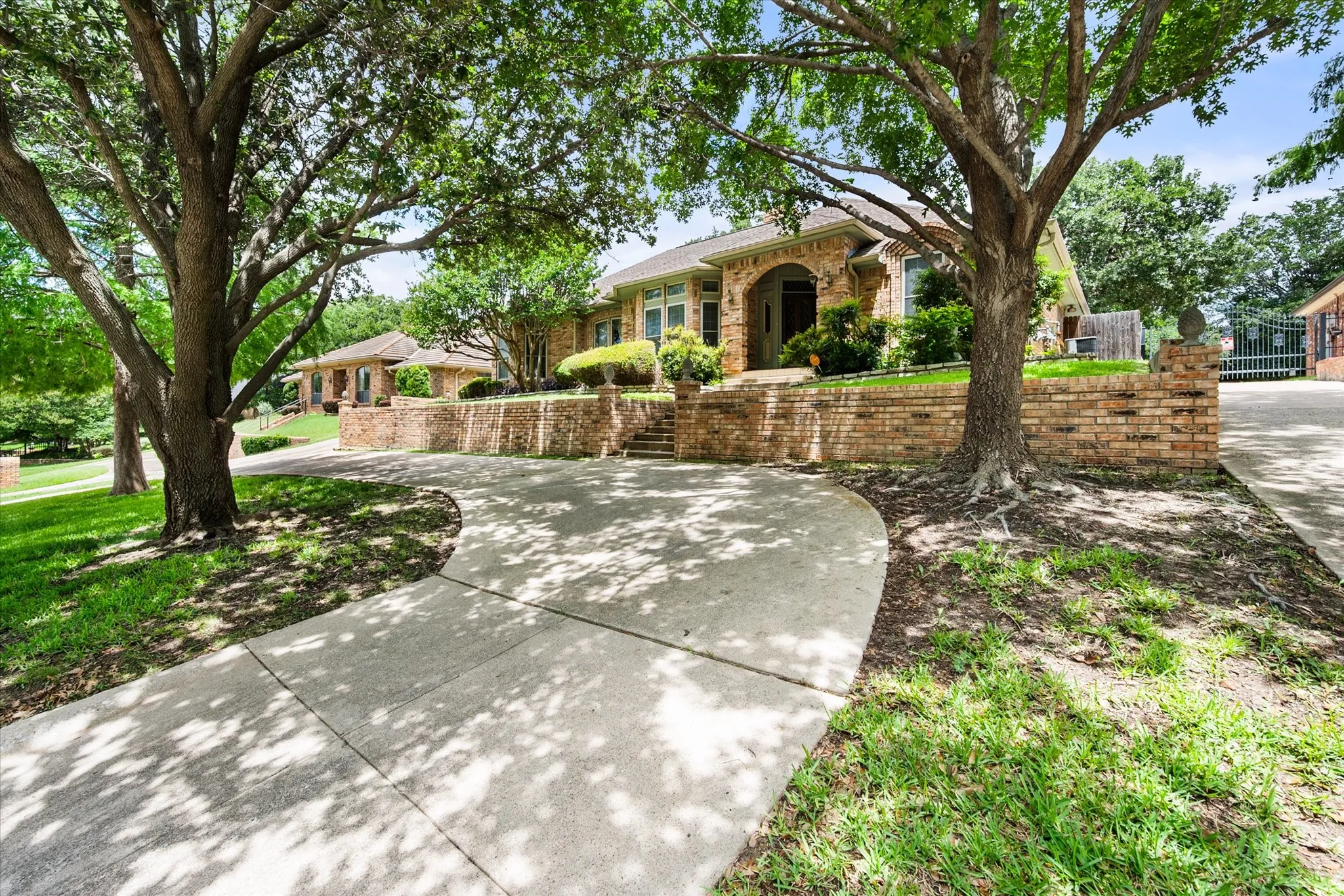 Single Family Residence For Sale in Tarrant County , 705 Kyle Drive, Arlington, Texas 76011, 3 Bedroom, 3 Bathroom, 2 Garage spaces, 2,382 Sqft, built in 1983, mls#21306971, Real Estate Agent in Arlington, Homes For Sale in Tarrant county, Homes For Sale in Arlington, Realtor in Arlington Texas, Real Estate Brokerage Independent Realty Texas, Luminita Cordes Realtor