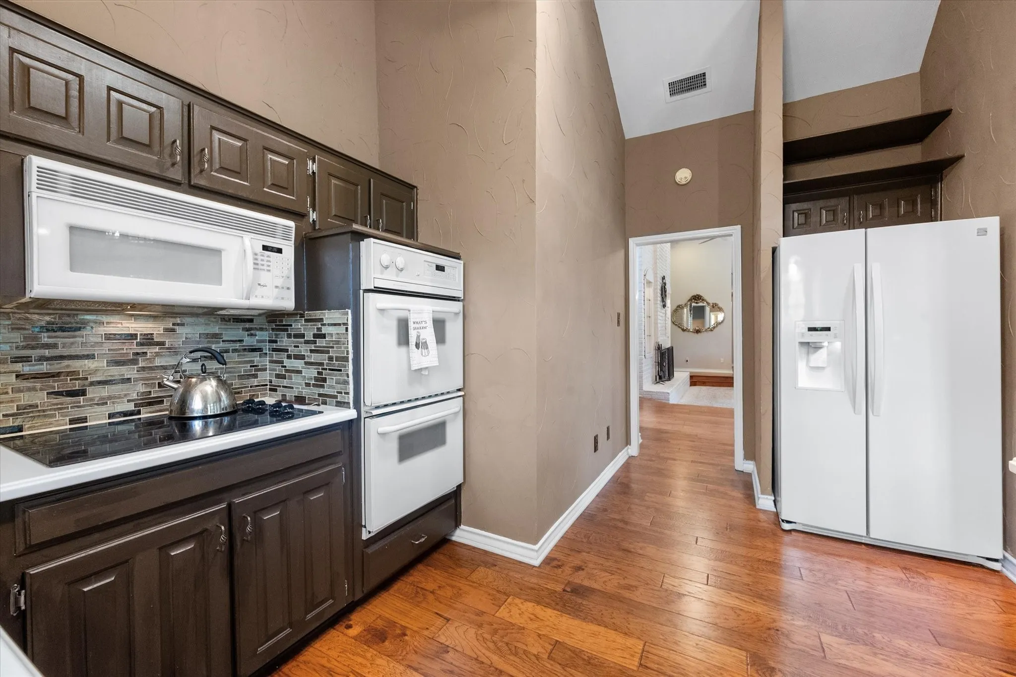 Single Family Residence For Sale in Tarrant County , 705 Kyle Drive, Arlington, Texas 76011, 3 Bedroom, 3 Bathroom, 2 Garage spaces, 2,382 Sqft, built in 1983, mls#21306971, Real Estate Agent in Arlington, Homes For Sale in Tarrant county, Homes For Sale in Arlington, Realtor in Arlington Texas, Real Estate Brokerage Independent Realty Texas, Luminita Cordes Realtor