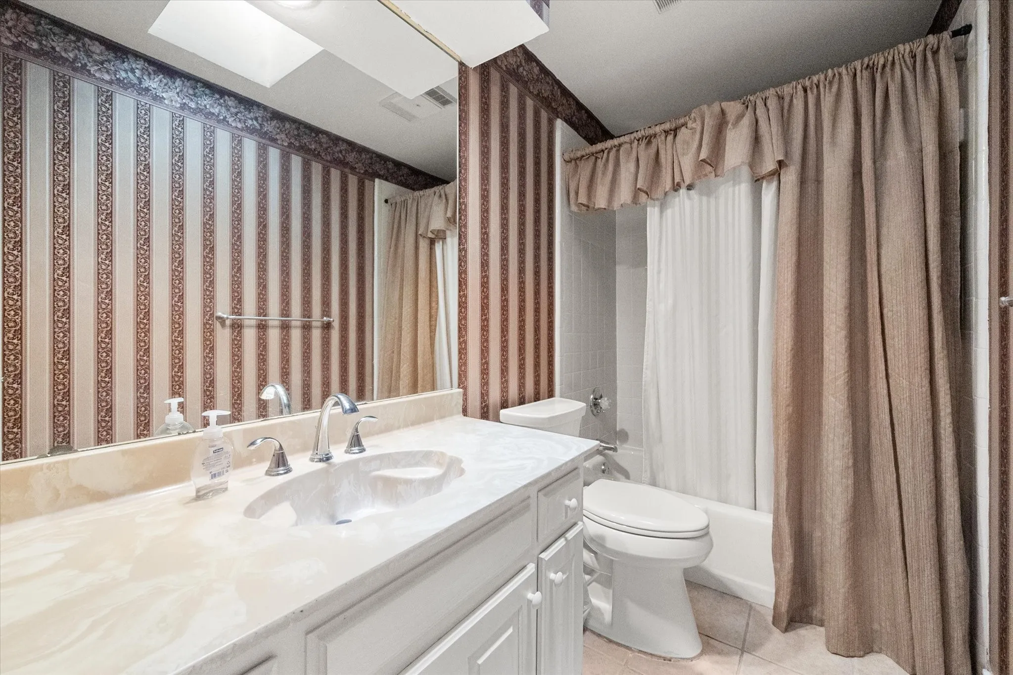 Single Family Residence For Sale in Tarrant County , 705 Kyle Drive, Arlington, Texas 76011, 3 Bedroom, 3 Bathroom, 2 Garage spaces, 2,382 Sqft, built in 1983, mls#21306971, Real Estate Agent in Arlington, Homes For Sale in Tarrant county, Homes For Sale in Arlington, Realtor in Arlington Texas, Real Estate Brokerage Independent Realty Texas, Luminita Cordes Realtor