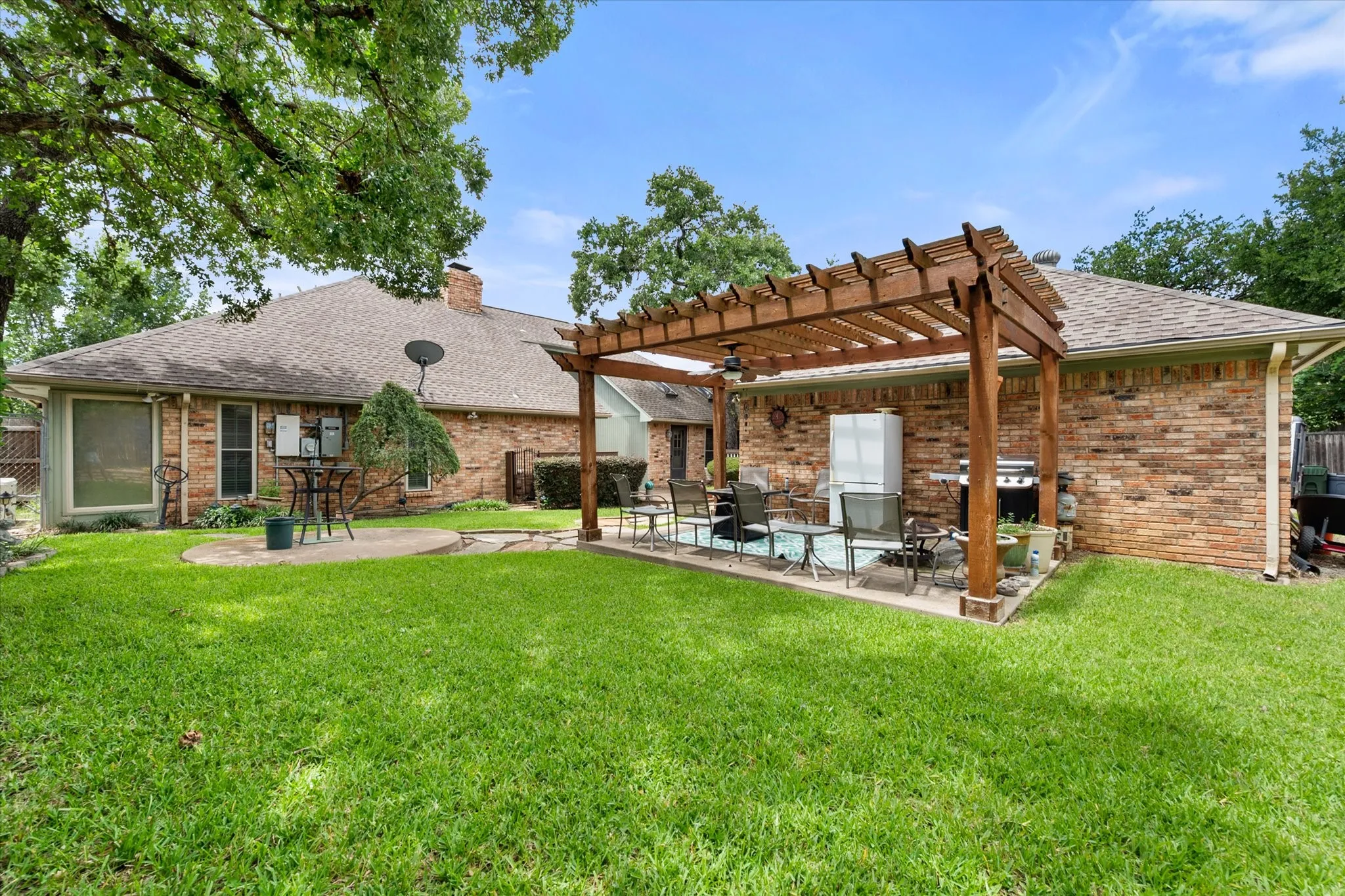 Single Family Residence For Sale in Tarrant County , 705 Kyle Drive, Arlington, Texas 76011, 3 Bedroom, 3 Bathroom, 2 Garage spaces, 2,382 Sqft, built in 1983, mls#21306971, Real Estate Agent in Arlington, Homes For Sale in Tarrant county, Homes For Sale in Arlington, Realtor in Arlington Texas, Real Estate Brokerage Independent Realty Texas, Luminita Cordes Realtor