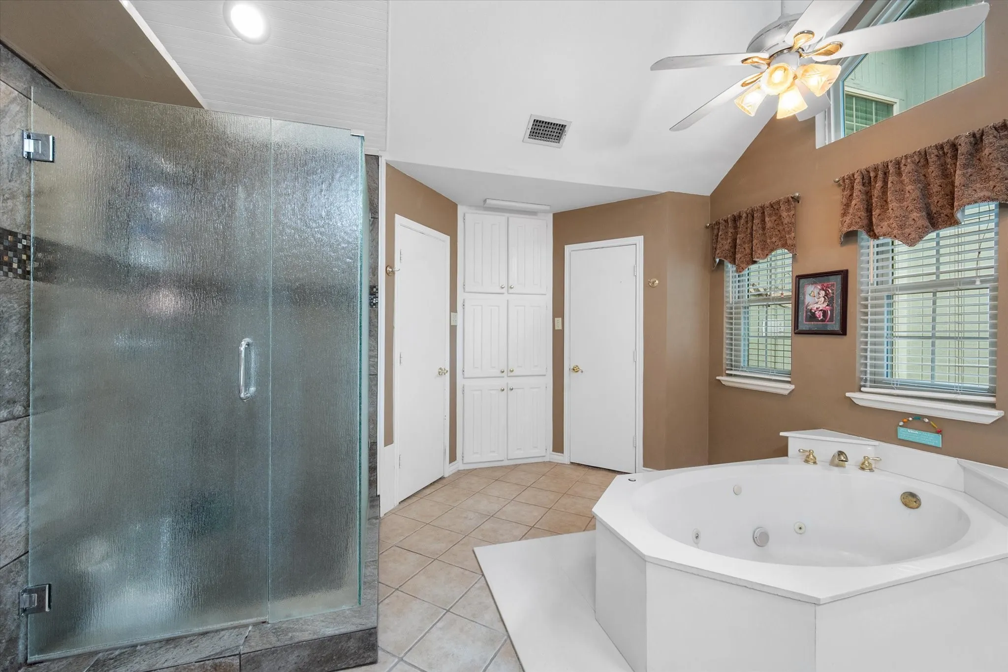 Single Family Residence For Sale in Tarrant County , 705 Kyle Drive, Arlington, Texas 76011, 3 Bedroom, 3 Bathroom, 2 Garage spaces, 2,382 Sqft, built in 1983, mls#21306971, Real Estate Agent in Arlington, Homes For Sale in Tarrant county, Homes For Sale in Arlington, Realtor in Arlington Texas, Real Estate Brokerage Independent Realty Texas, Luminita Cordes Realtor