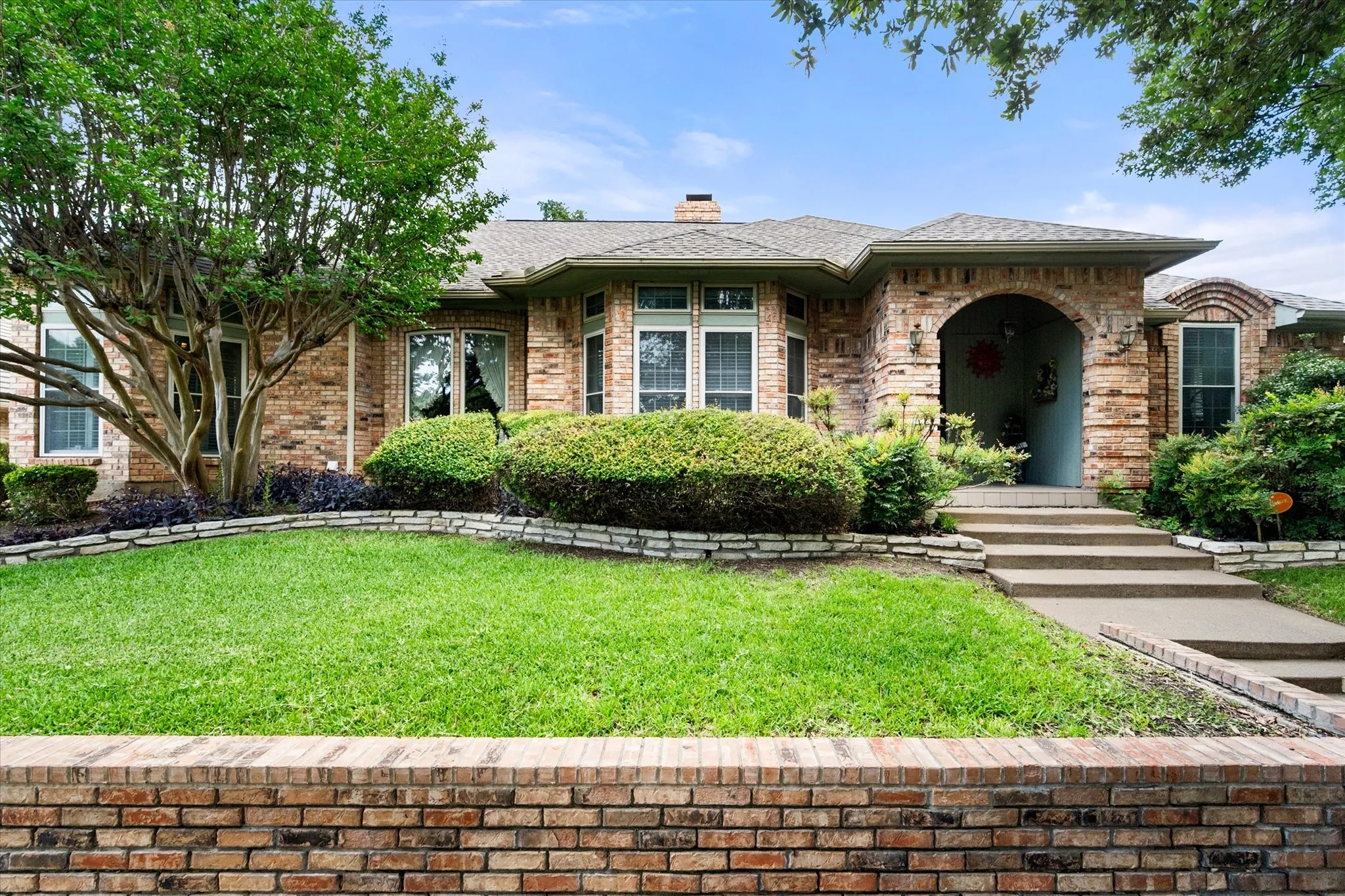 Single Family Residence For Sale in Tarrant County , 705 Kyle Drive, Arlington, Texas 76011, 3 Bedroom, 3 Bathroom, 2 Garage spaces, 2,382 Sqft, built in 1983, mls#21306971, Real Estate Agent in Arlington, Homes For Sale in Tarrant county, Homes For Sale in Arlington, Realtor in Arlington Texas, Real Estate Brokerage Independent Realty Texas, Luminita Cordes Realtor