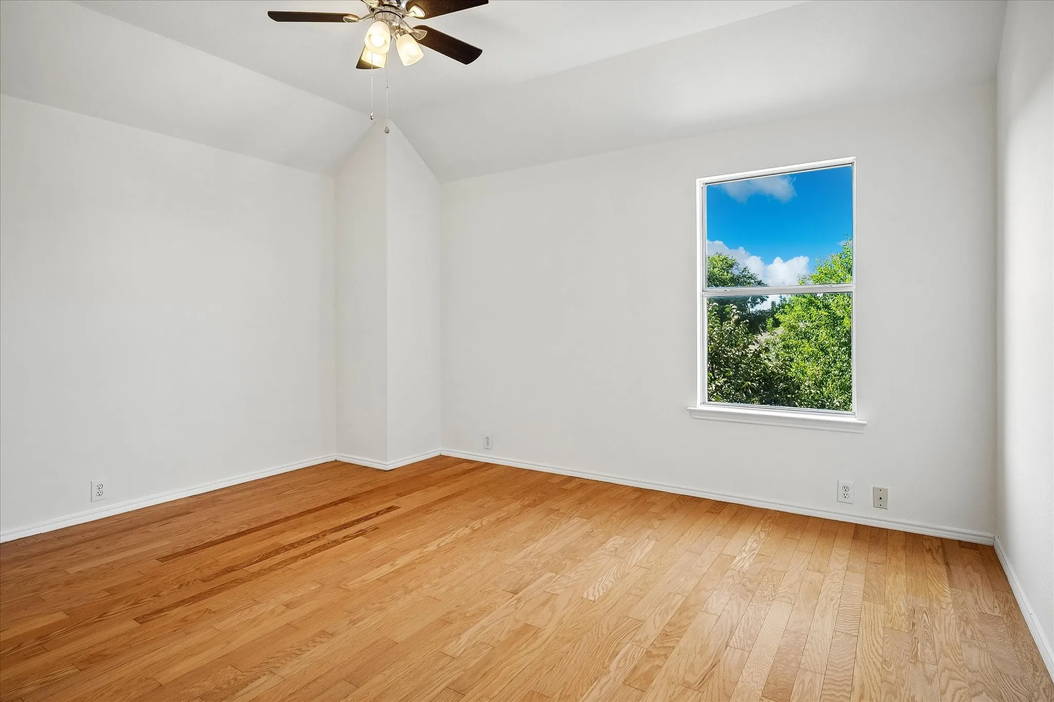 Single Family Residence For Sale in Collin County , 11379 Lockshire Drive, Frisco, Texas 75035, 4 Bedroom, 3 Bathroom, 2 Garage spaces, 2,795 Sqft, built in 1999, mls#21306683, Real Estate Agent in Frisco, Homes For Sale in Collin county, Homes For Sale in Frisco, Realtor in Frisco Texas, Real Estate Brokerage Independent Realty Texas, Luminita Cordes Realtor