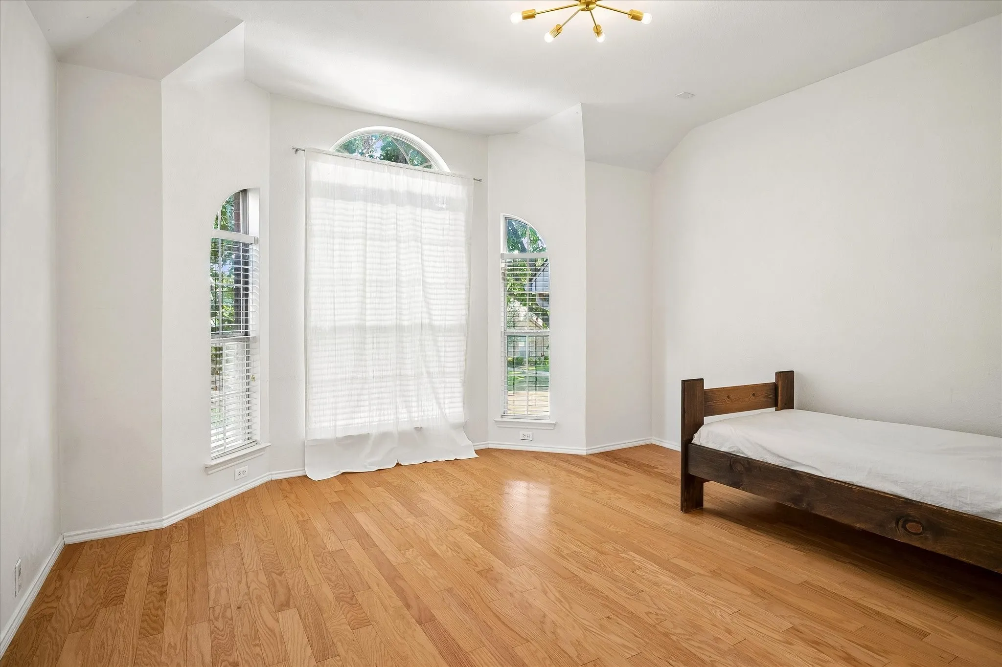 Single Family Residence For Sale in Collin County , 11379 Lockshire Drive, Frisco, Texas 75035, 4 Bedroom, 3 Bathroom, 2 Garage spaces, 2,795 Sqft, built in 1999, mls#21306683, Real Estate Agent in Frisco, Homes For Sale in Collin county, Homes For Sale in Frisco, Realtor in Frisco Texas, Real Estate Brokerage Independent Realty Texas, Luminita Cordes Realtor